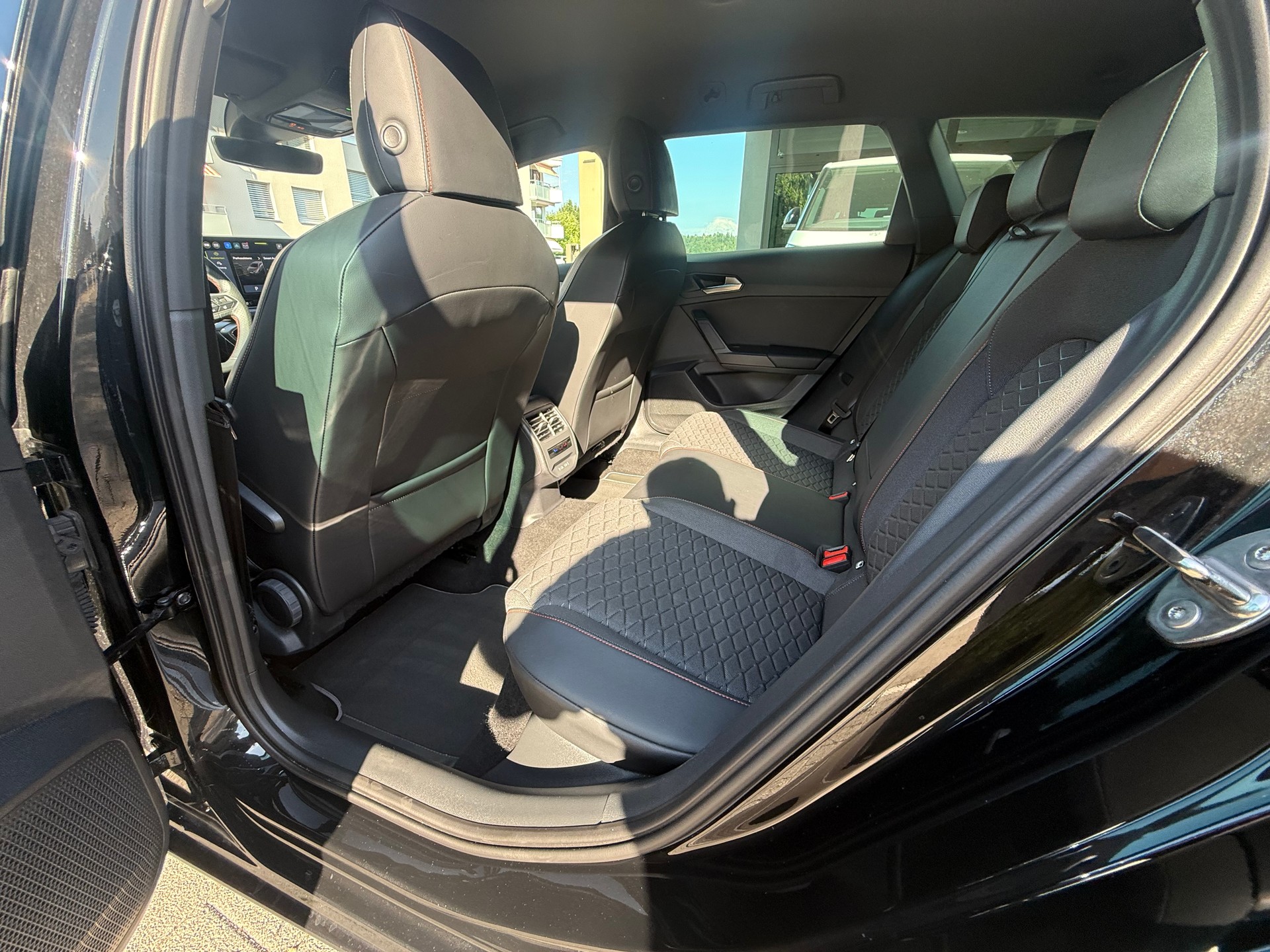 SEAT Leon ST 1.5 eHybrid pHEV DSG FR-image-9