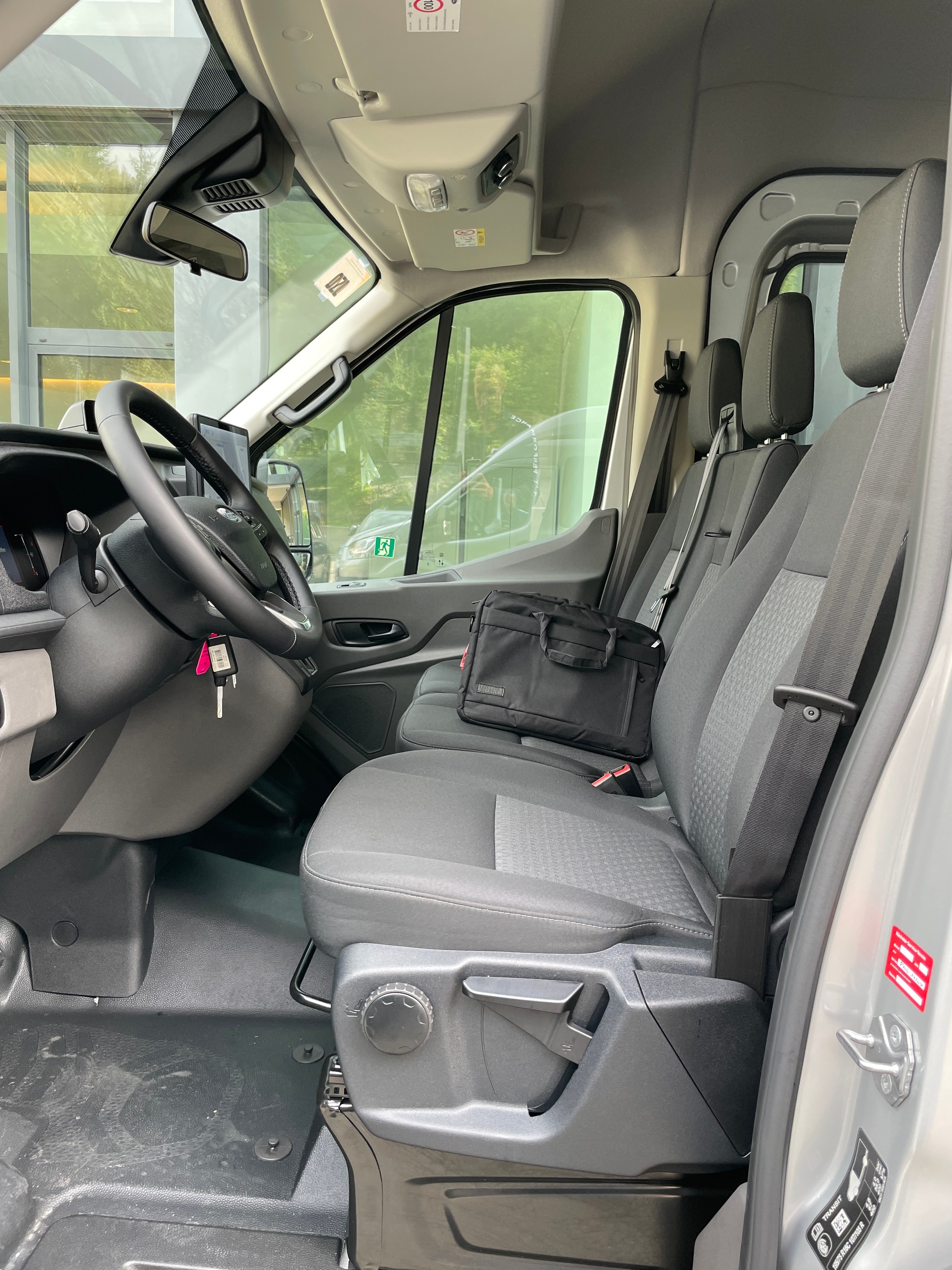 FORD Transit 460 L4H3 Trend RWD A 18-Sitzer mit Standheizung, AHK und 360° Kamera-image-18