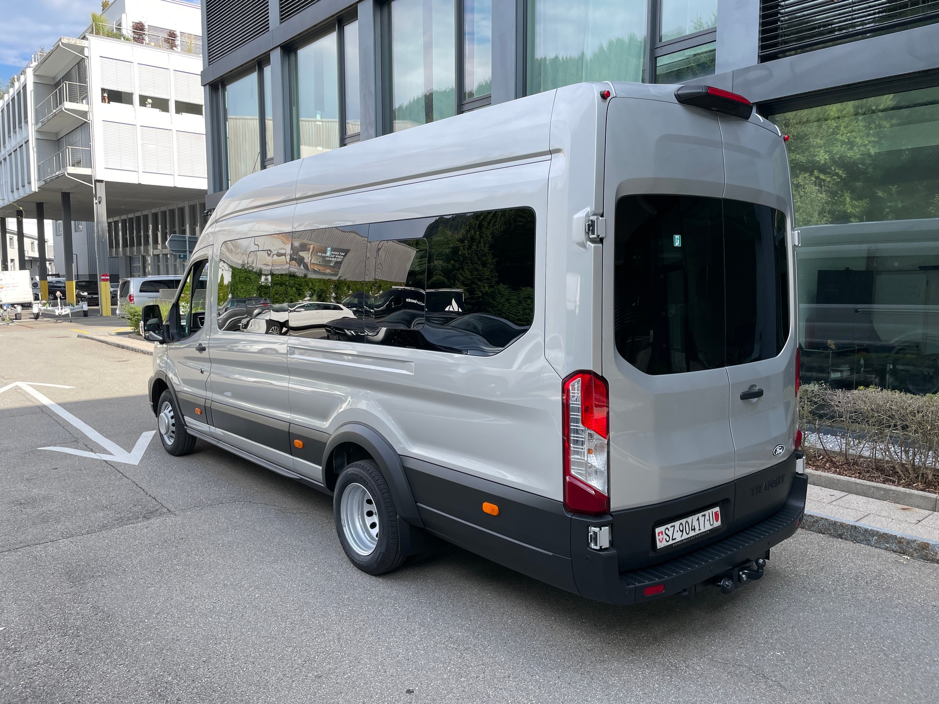 FORD Transit 460 L4H3 Trend RWD A 18-Sitzer mit Standheizung, AHK und 360° Kamera-showroom-element-1