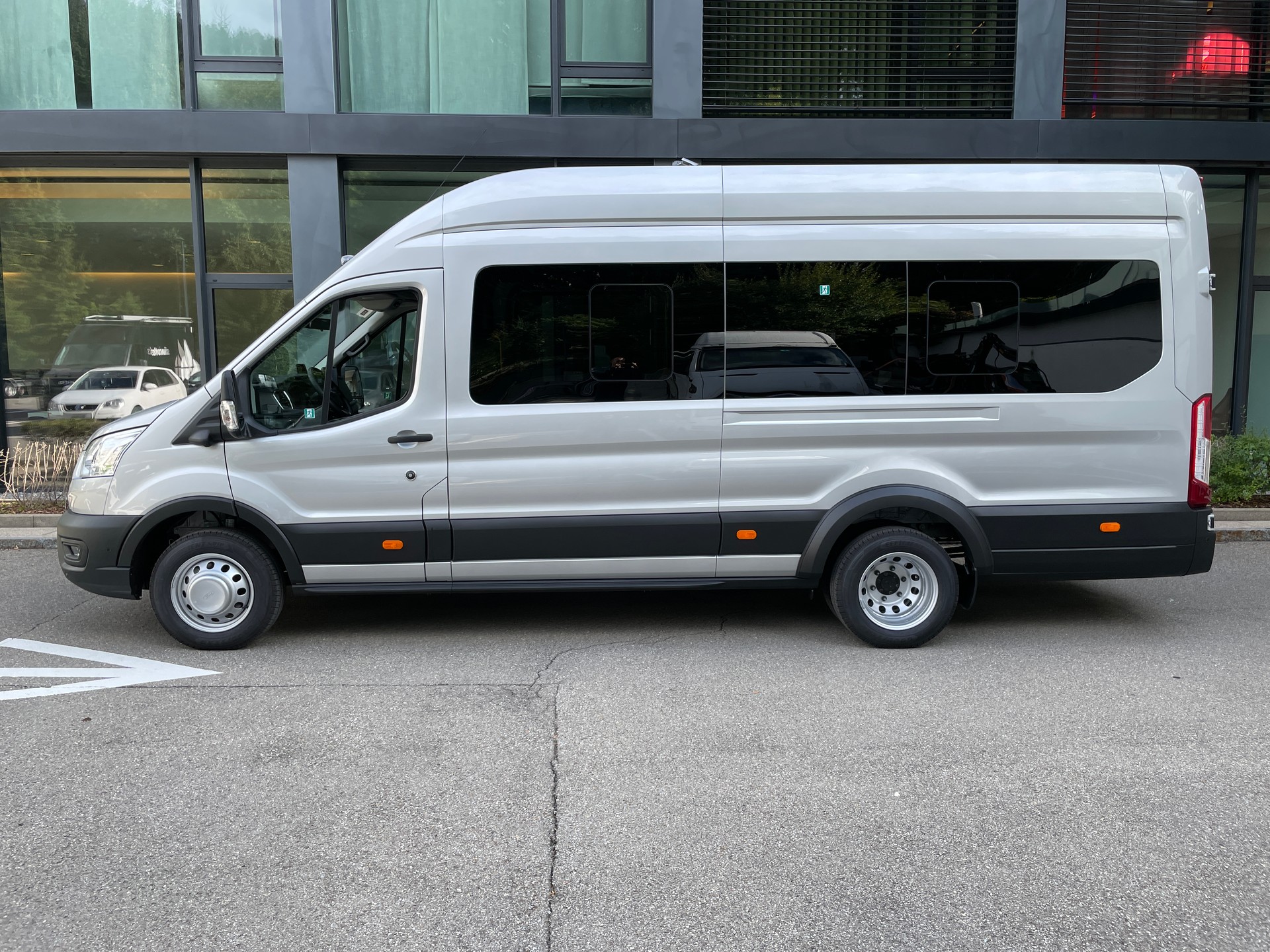 FORD Transit 460 L4H3 Trend RWD A 18-Sitzer mit Standheizung, AHK und 360° Kamera