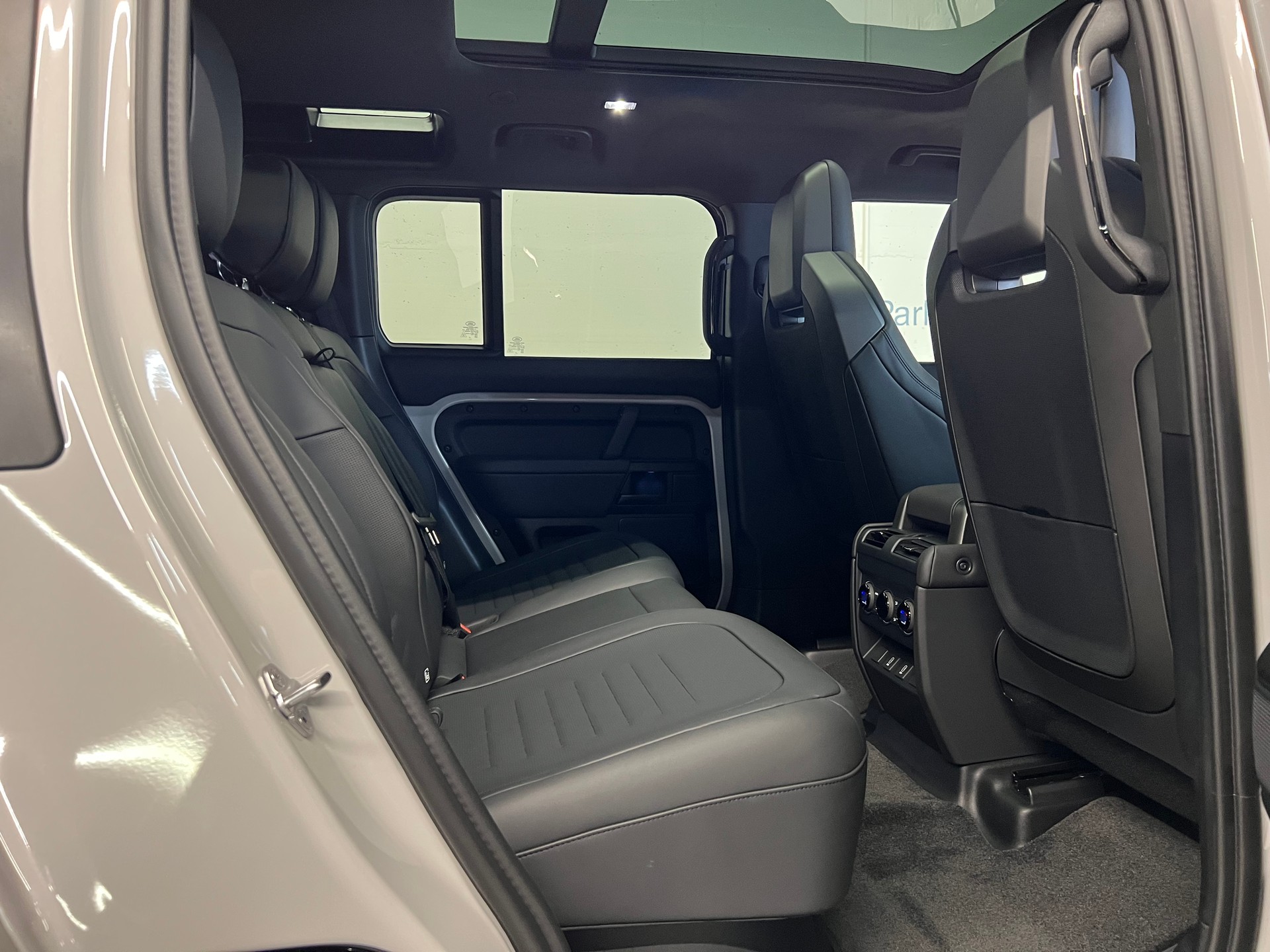 LAND ROVER Defender 110 4.4 V8 Octa-image-6