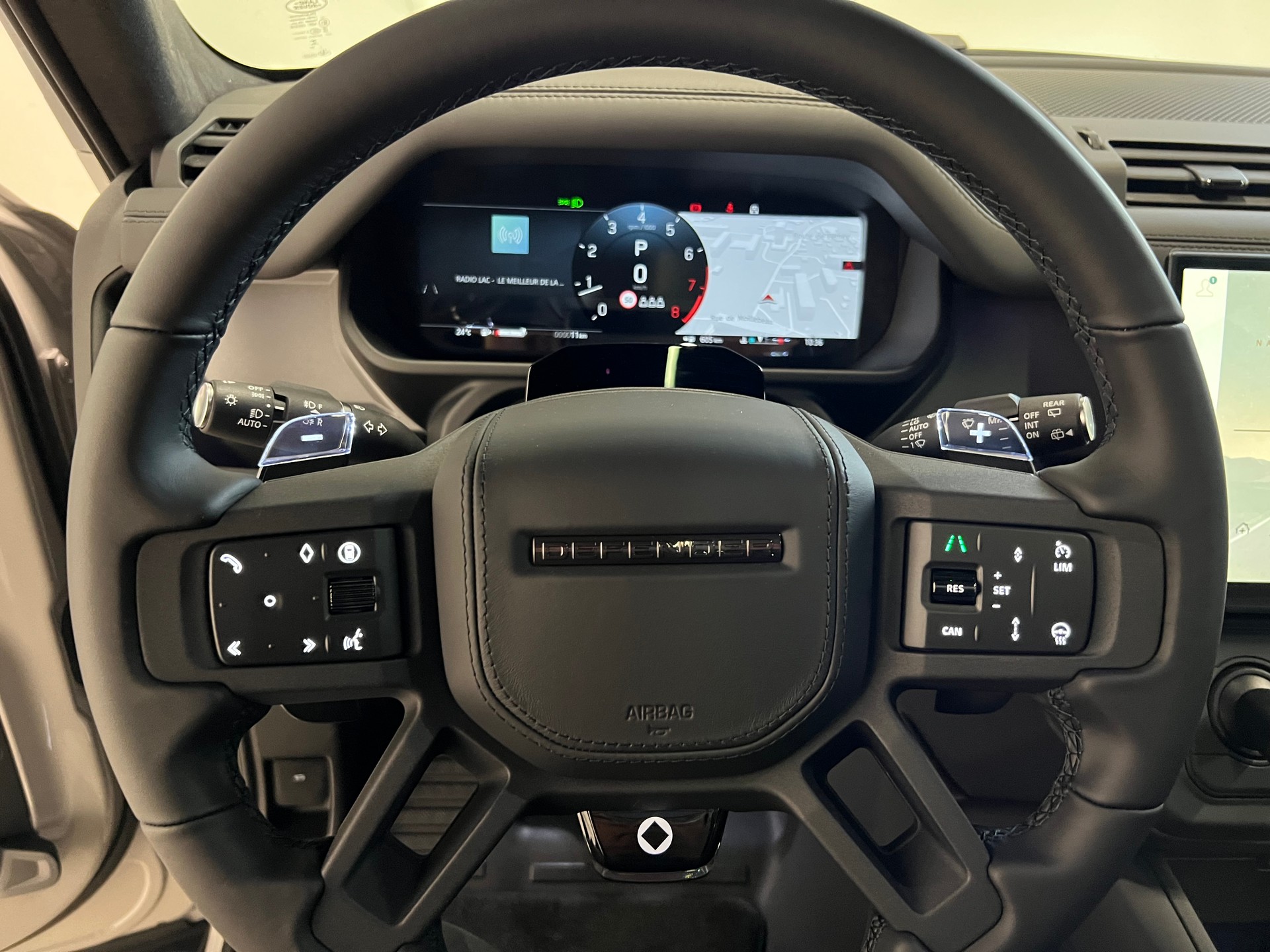 LAND ROVER Defender 110 4.4 V8 Octa-showroom-element-3