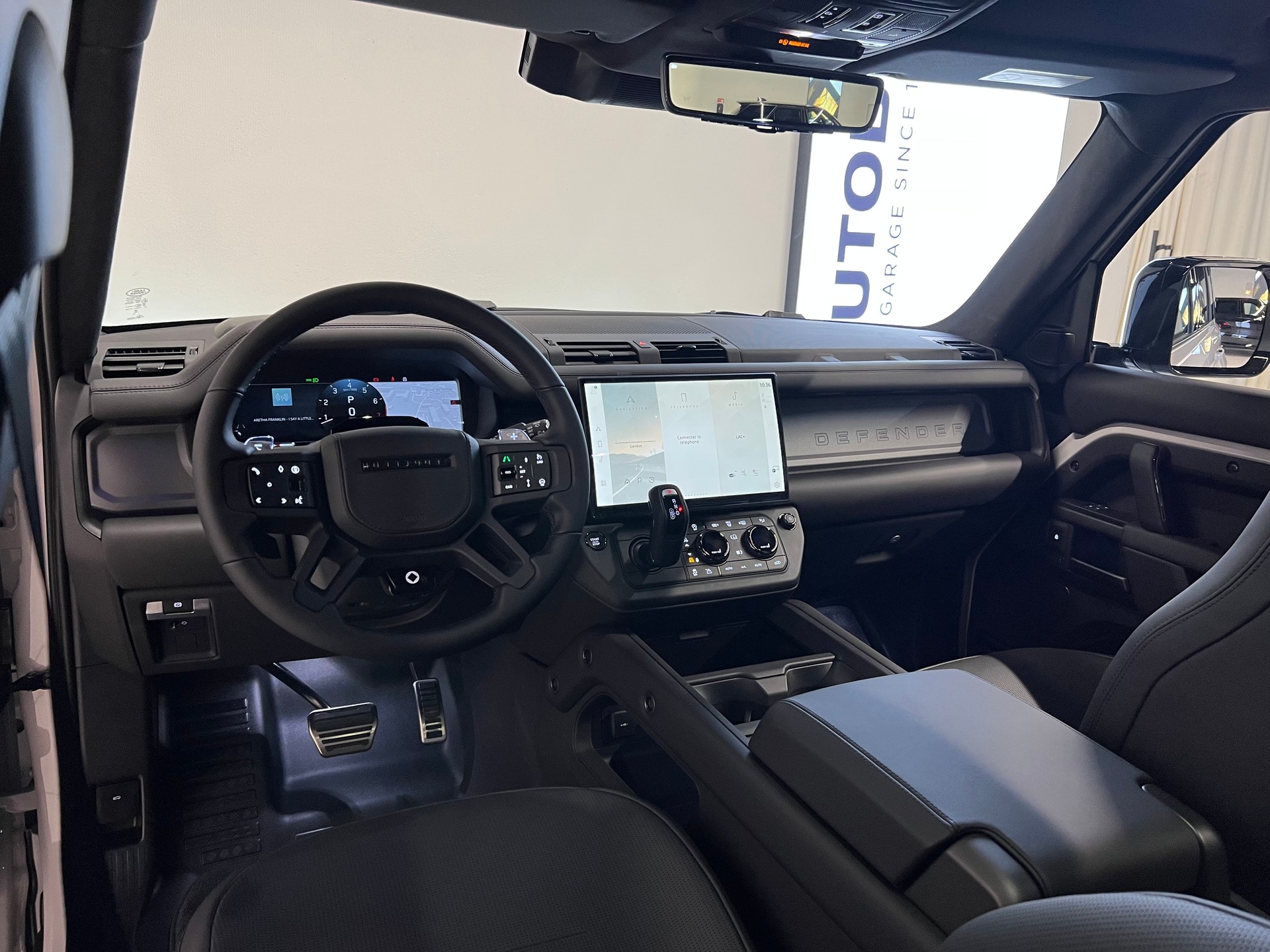 LAND ROVER Defender 110 4.4 V8 Octa-showroom-element-2