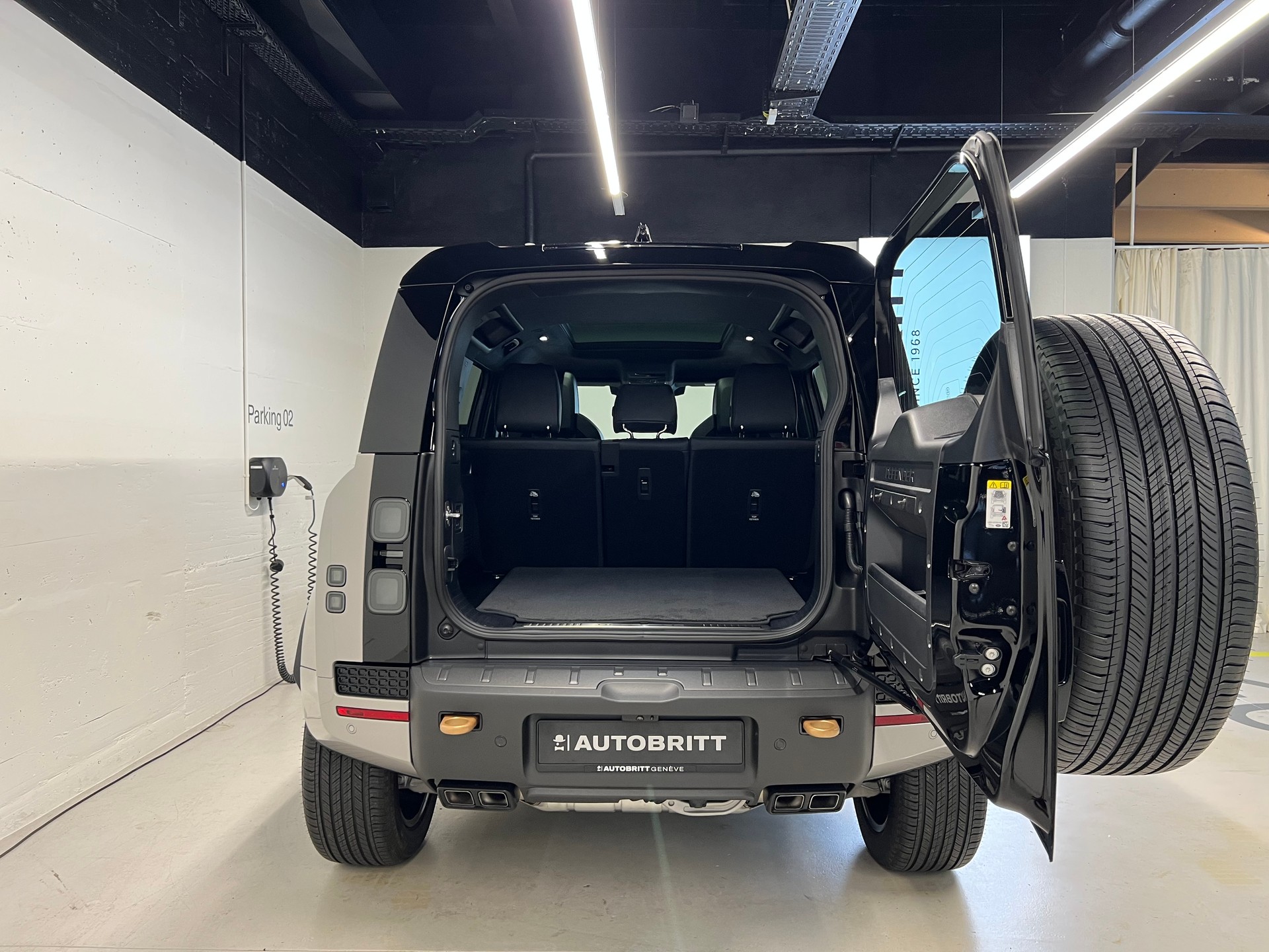 LAND ROVER Defender 110 4.4 V8 Octa-image-12