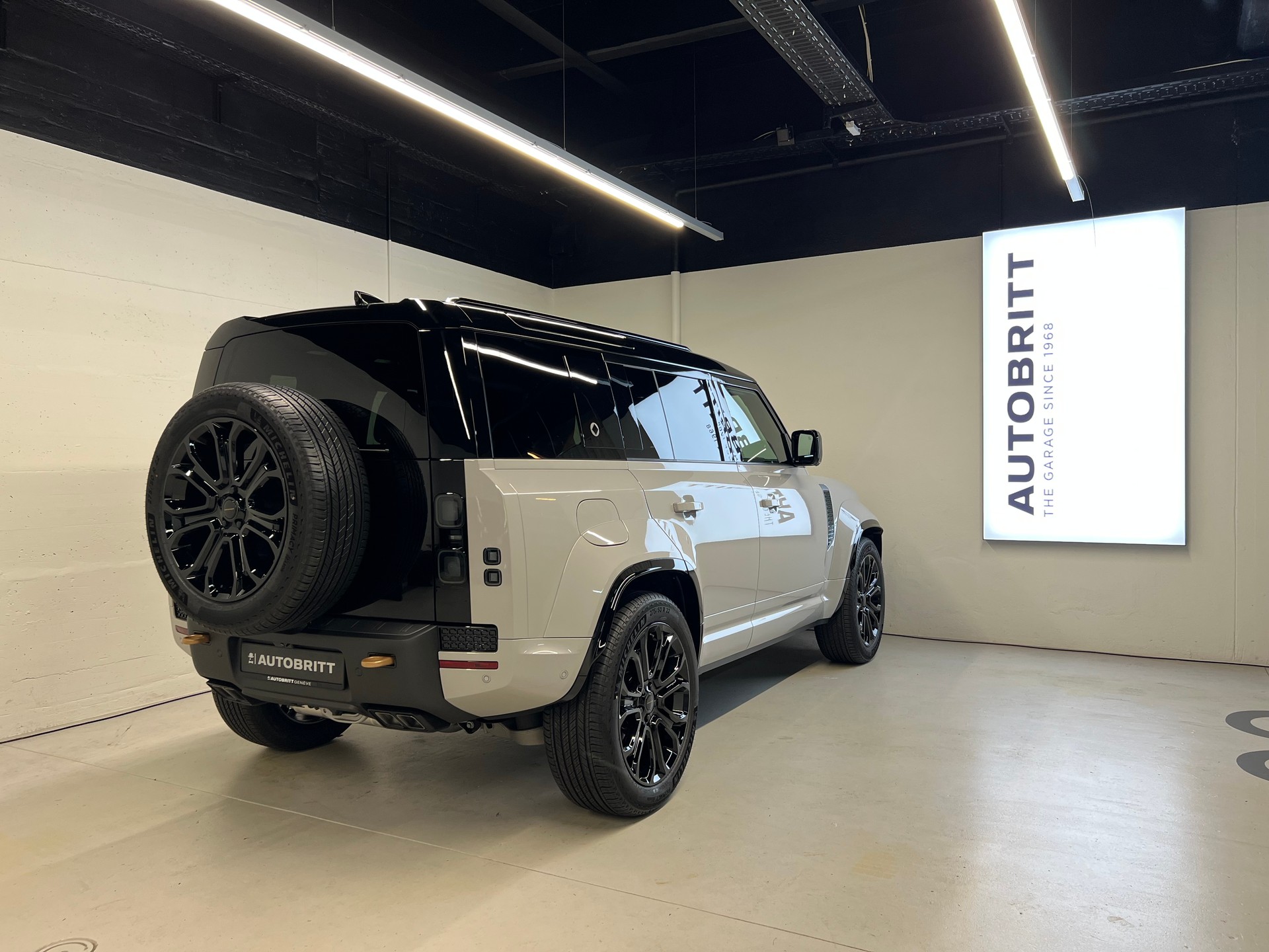 LAND ROVER Defender 110 4.4 V8 Octa-showroom-element-1