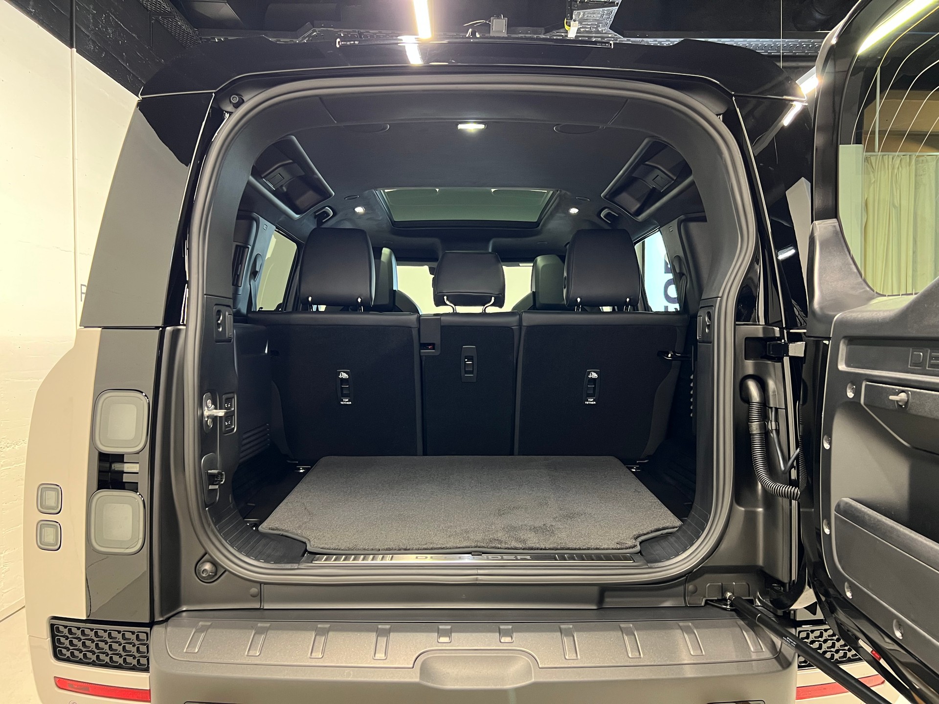 LAND ROVER Defender 110 4.4 V8 Octa-image-11