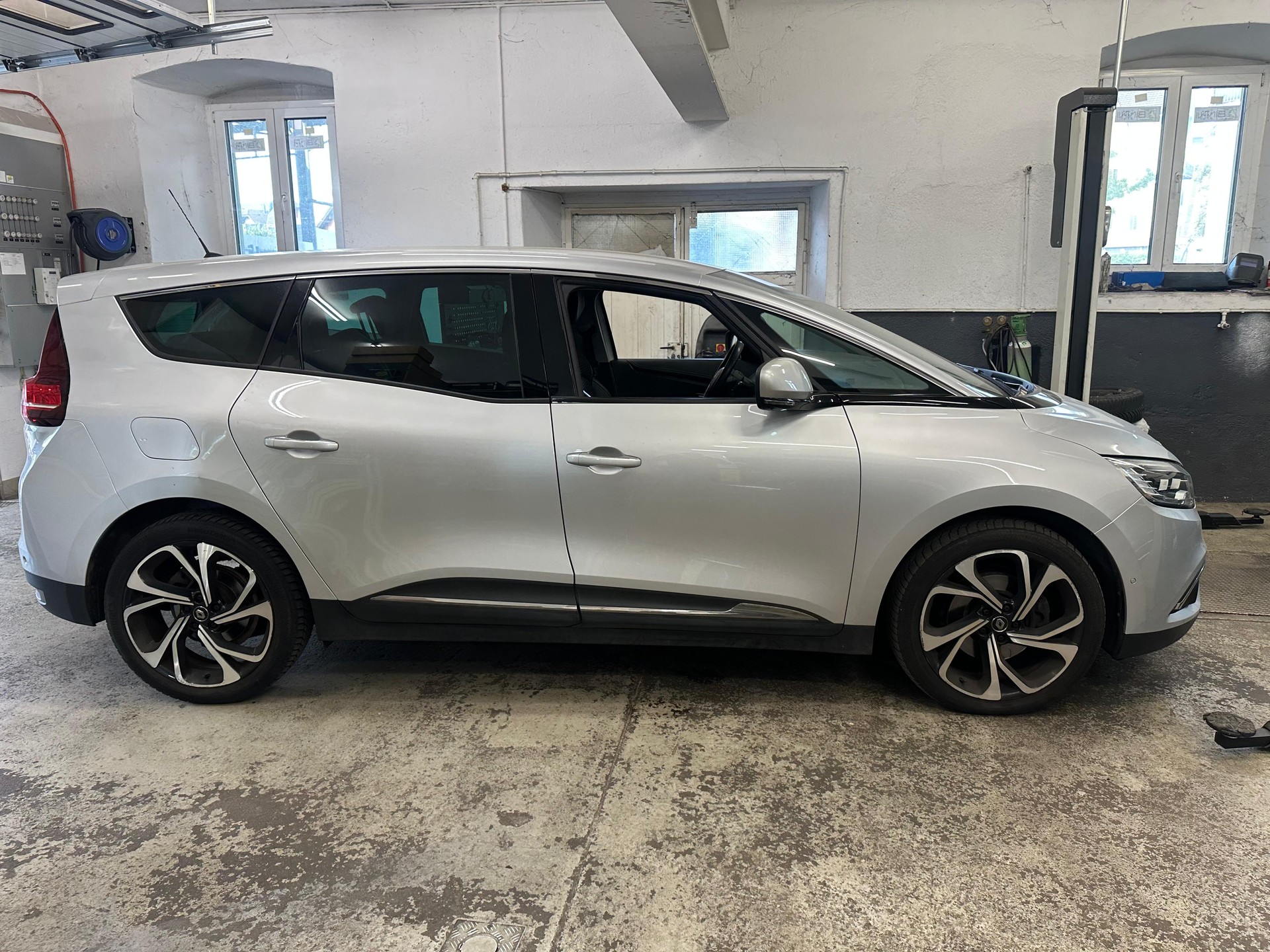 RENAULT Grand Scénic 1.8 dCi Intens EDC-image-3