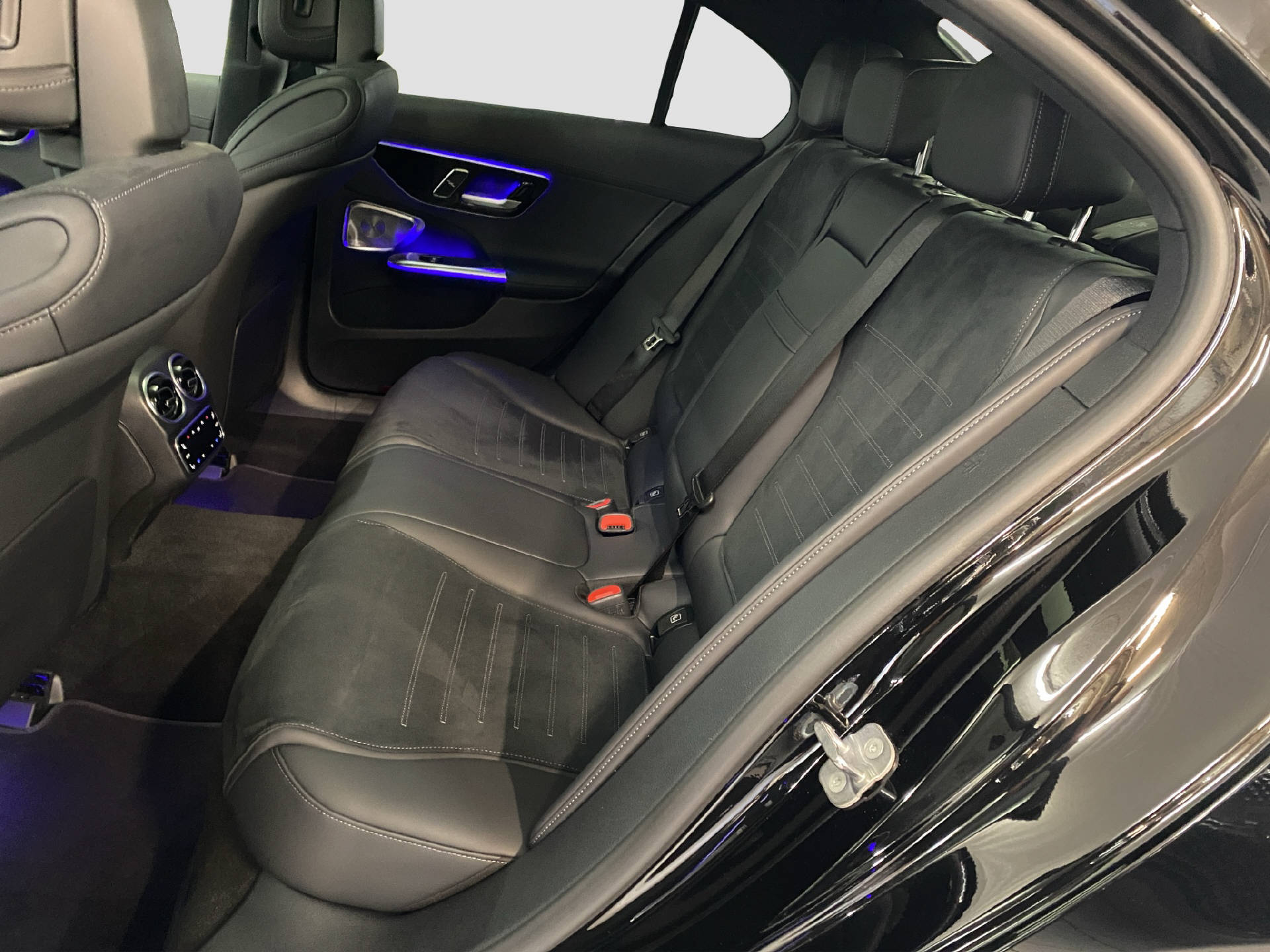MERCEDES-BENZ C 220 d Swiss Star AMG Line-image-13