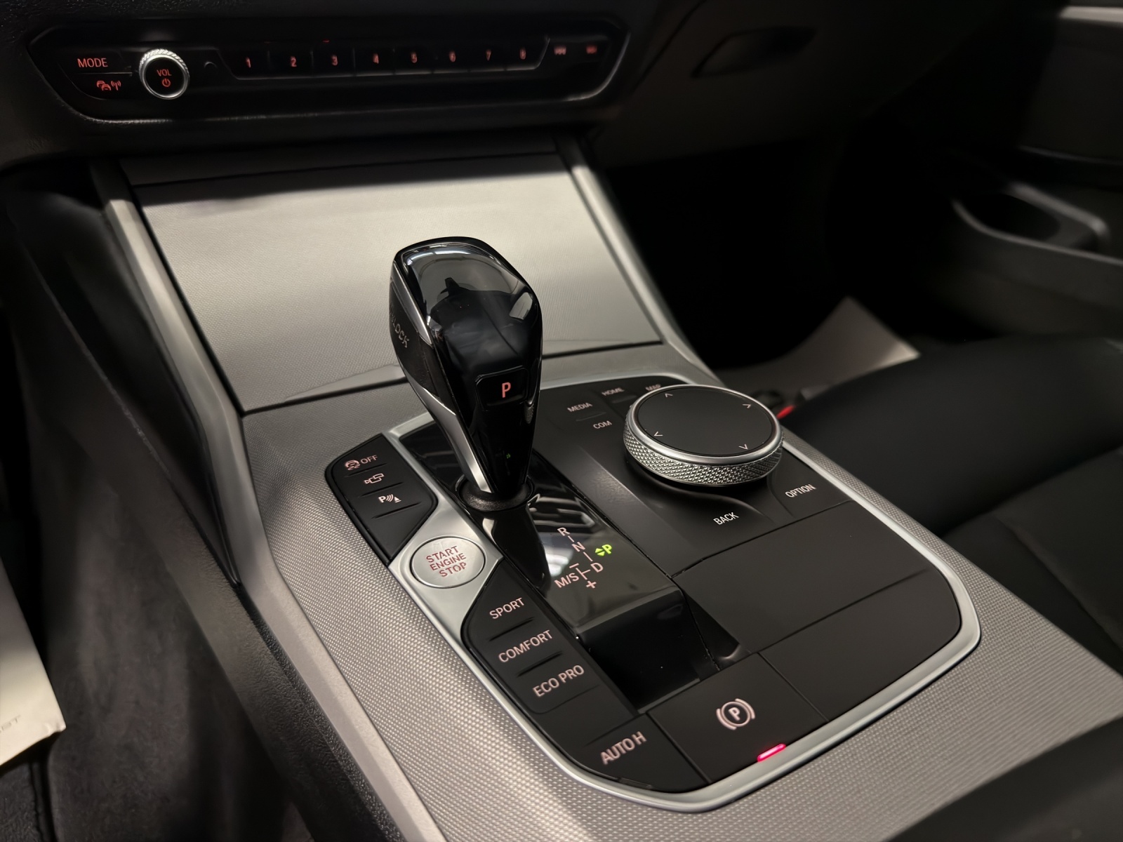 BMW 320d xDrive 48V Touring Steptronic-image-14