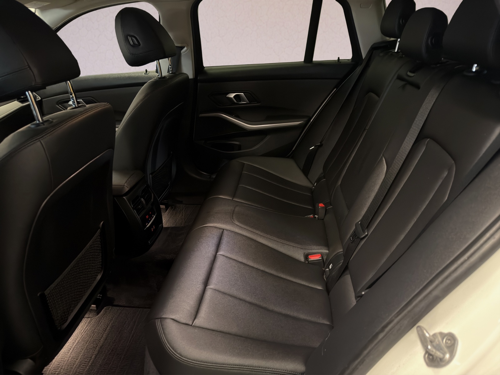 BMW 320d xDrive 48V Touring Steptronic-image-9