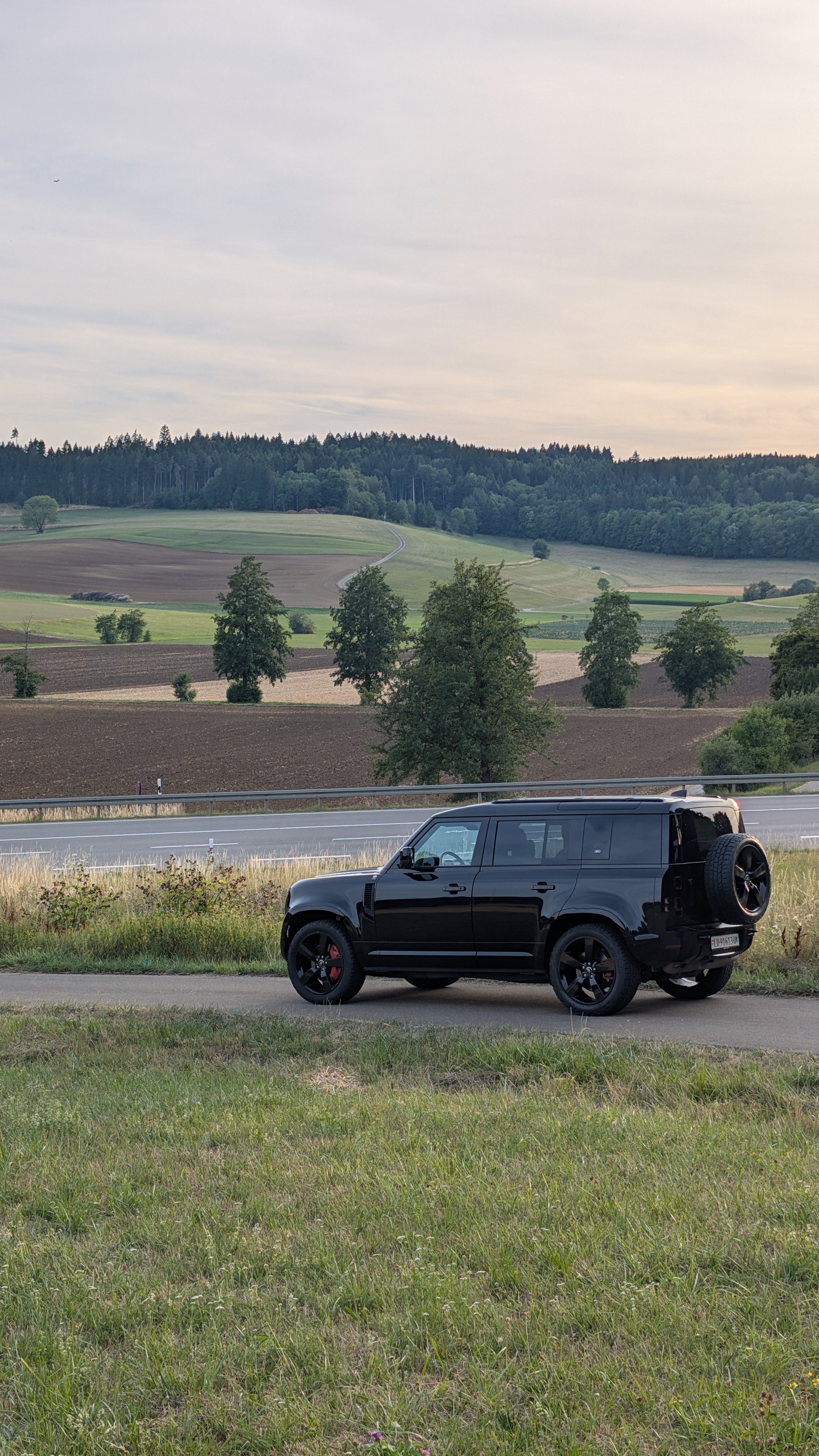 LAND ROVER Defender 110 3.0 D I6 200 X-Dynamic HSE AWD AT8-image-0