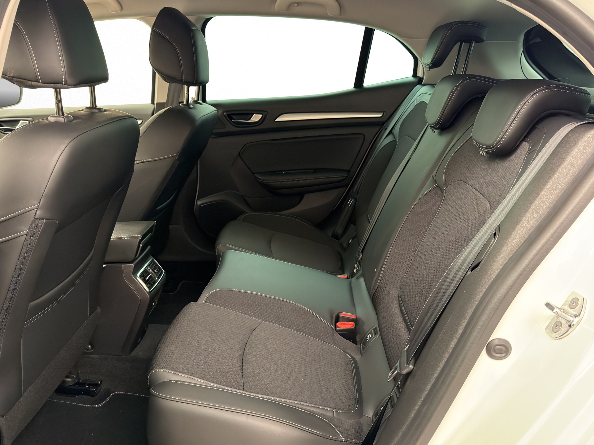 RENAULT Megane 1.3 TCe 140 Intens EDC-image-12