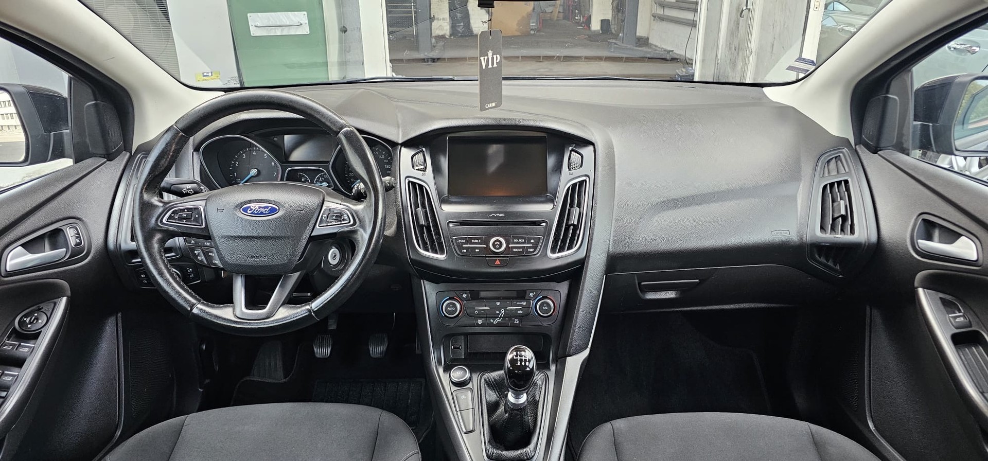 FORD Focus 1.0 SCTi Black Edition-image-12