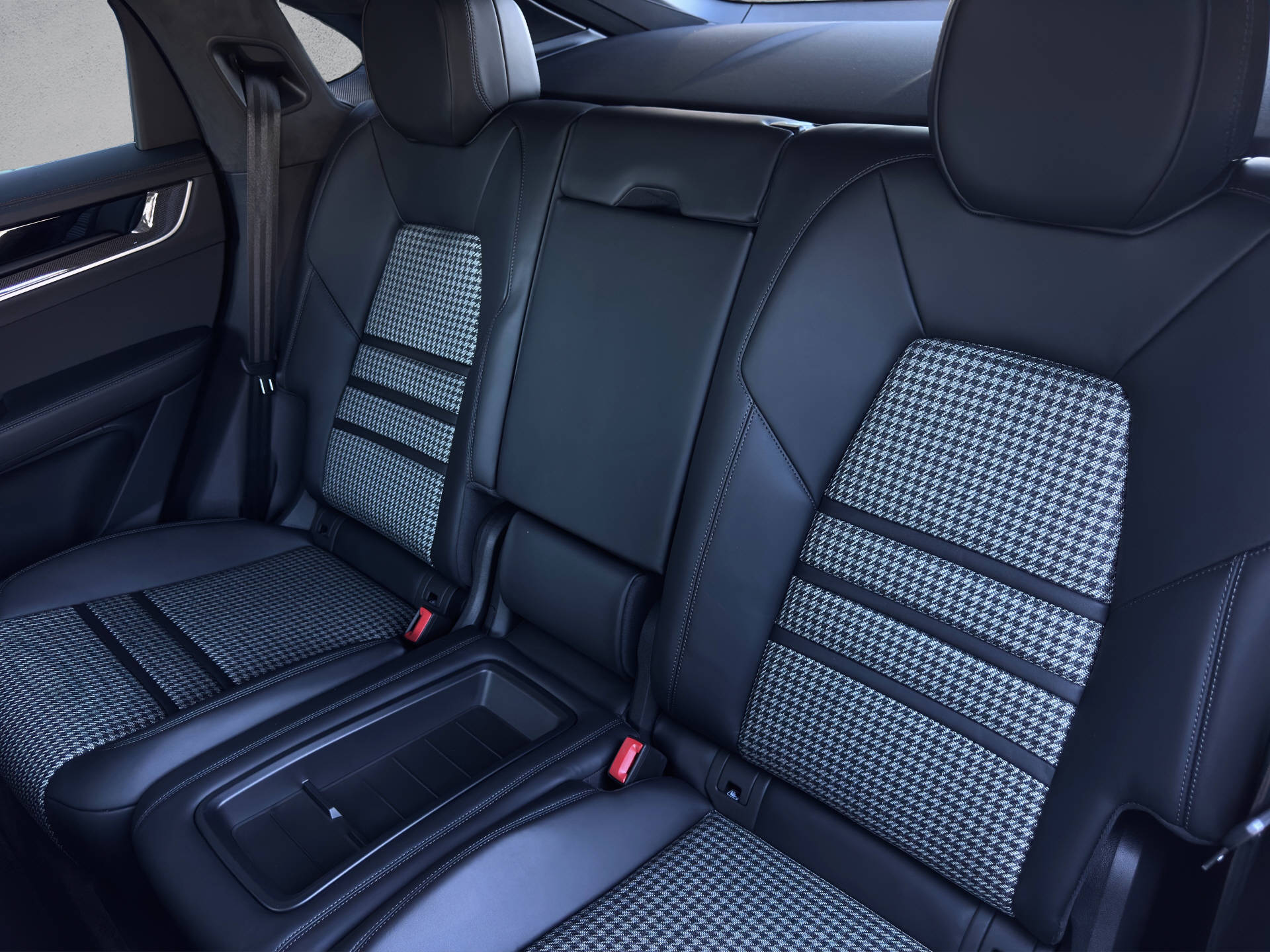 PORSCHE Cayenne S E-Hybrid Coupé Black Edition-image-13