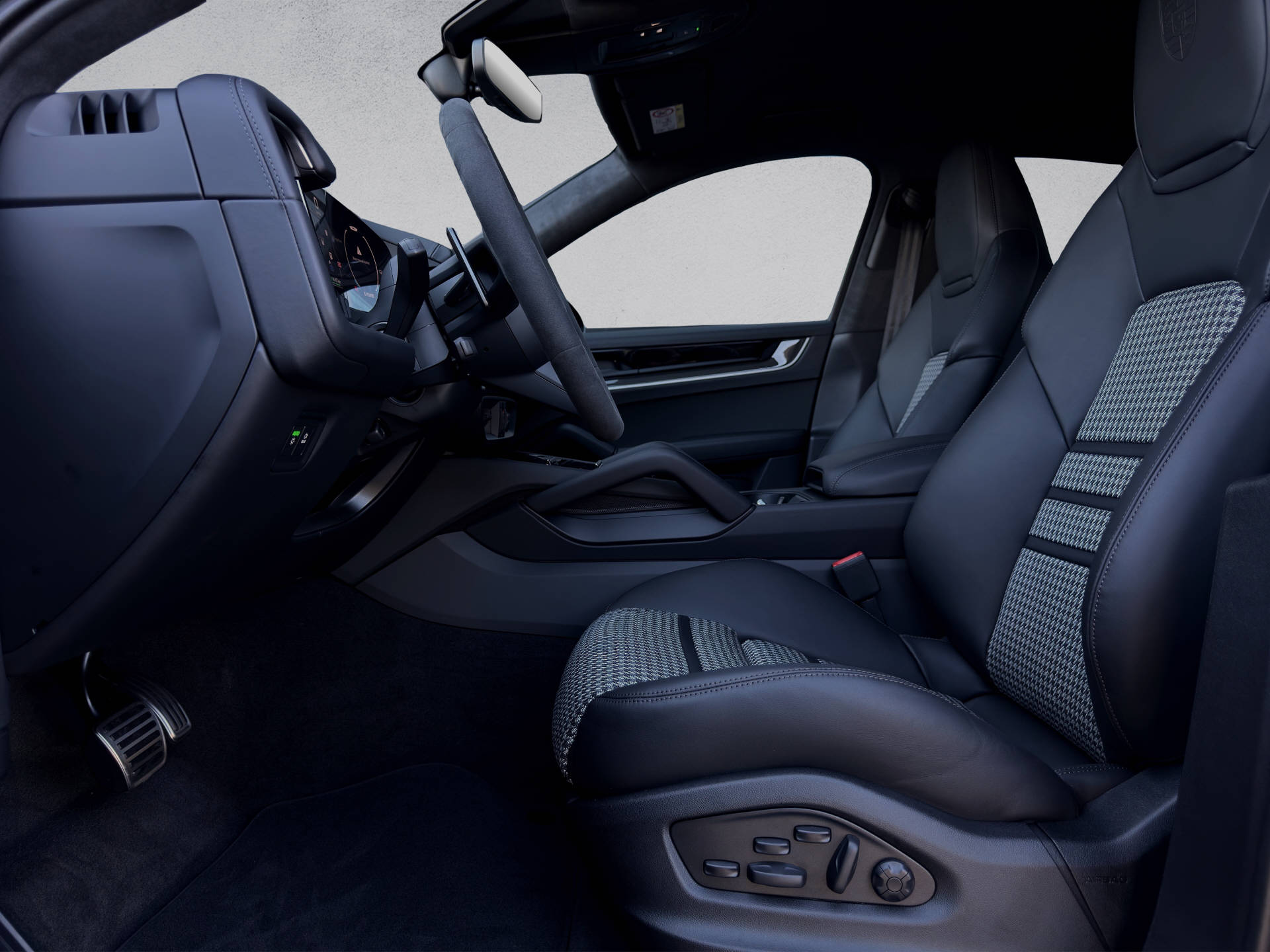 PORSCHE Cayenne S E-Hybrid Coupé Black Edition-image-6