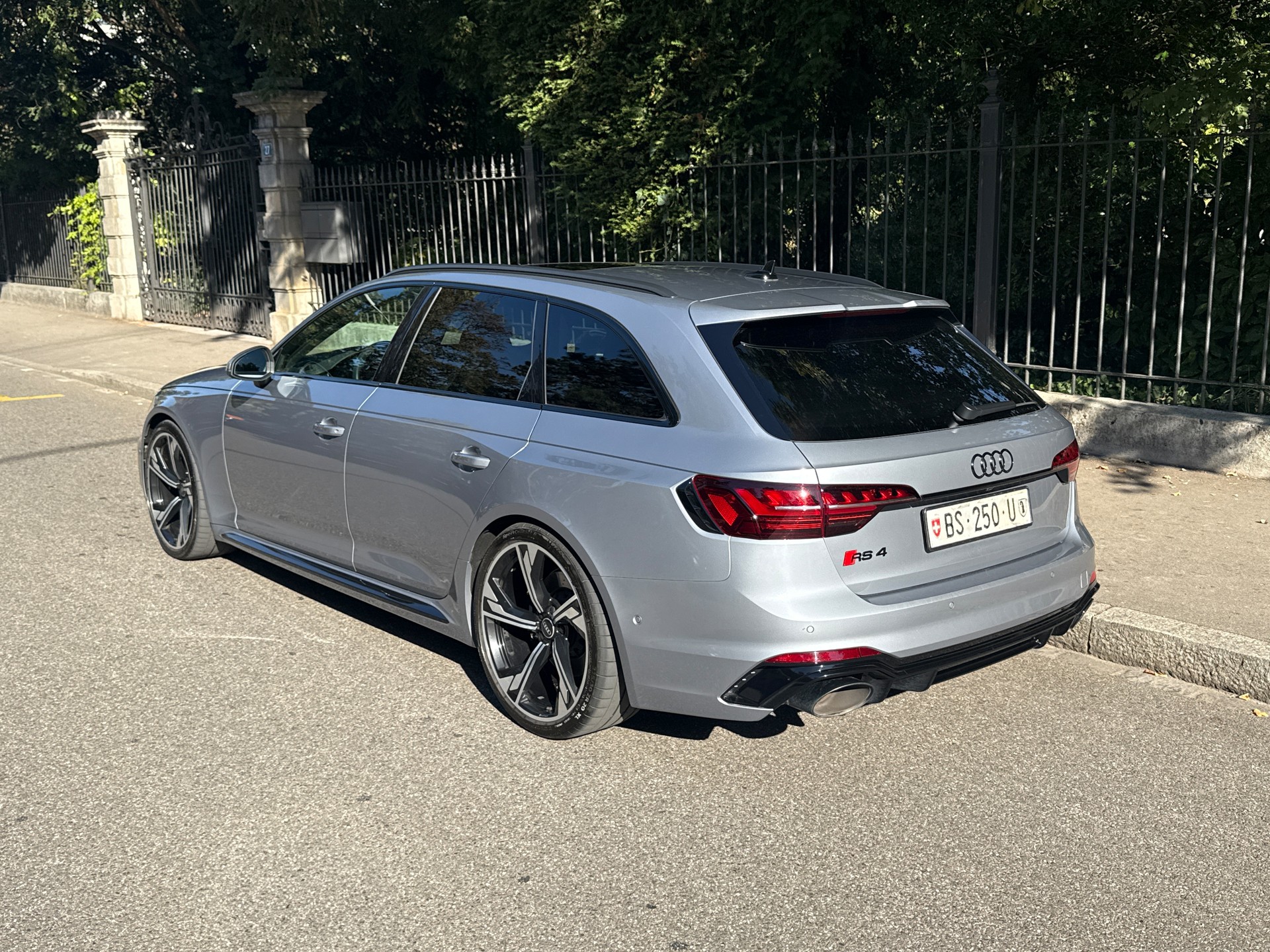 AUDI RS4 Avant quattro tiptronic-image-1