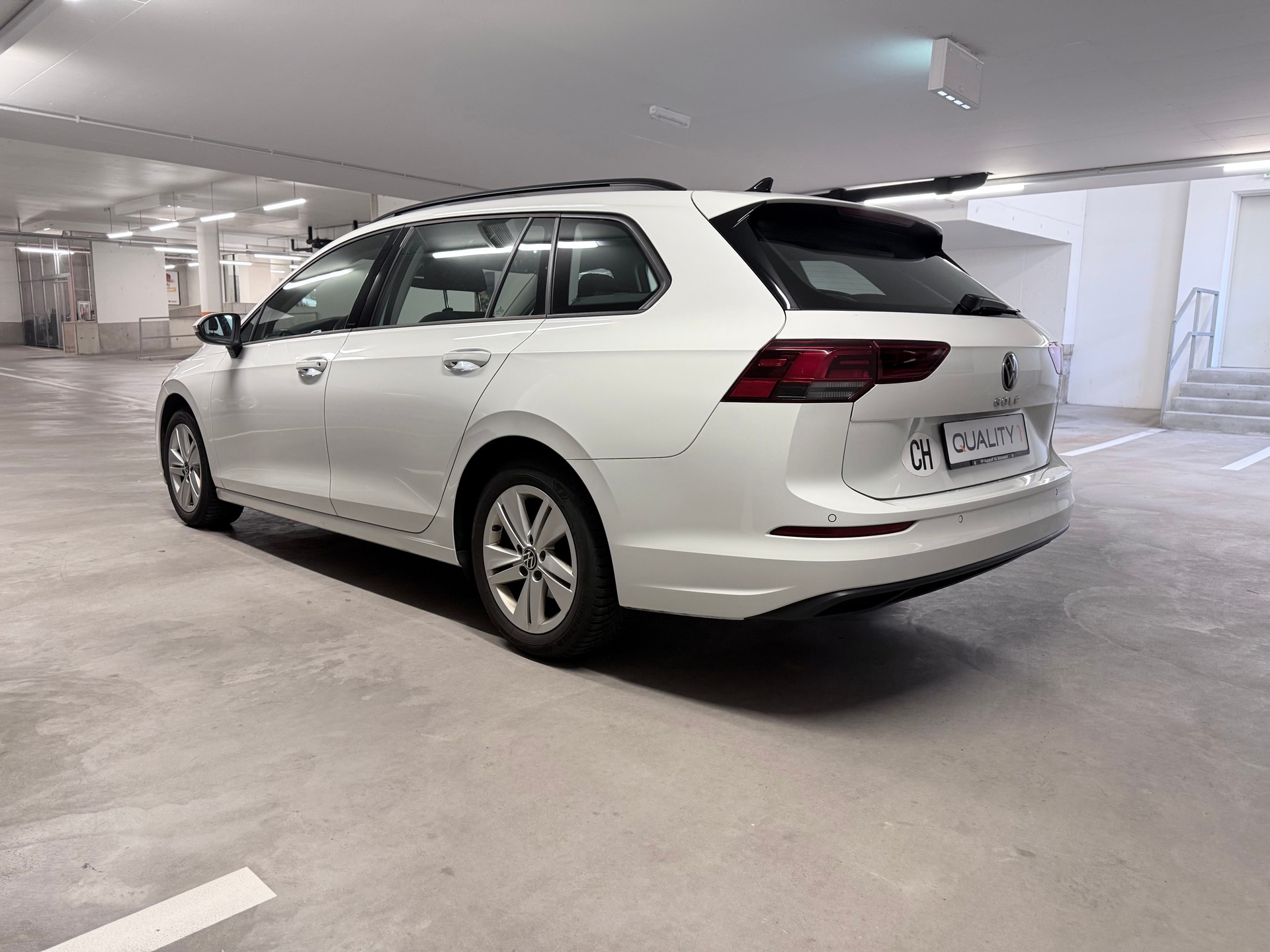 VW Golf Variant 1.0 TSI Life-image-8