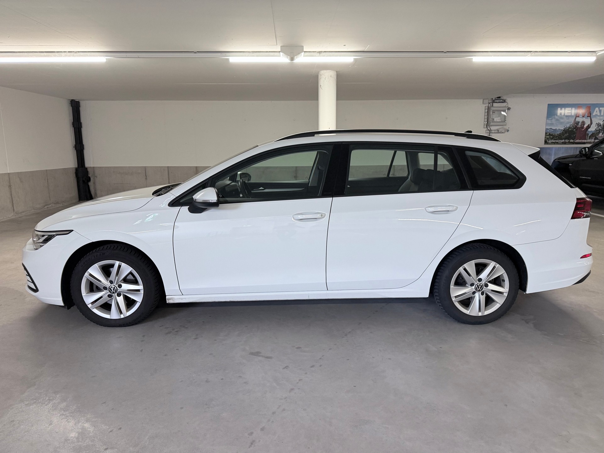 VW Golf Variant 1.0 TSI Life-image-5
