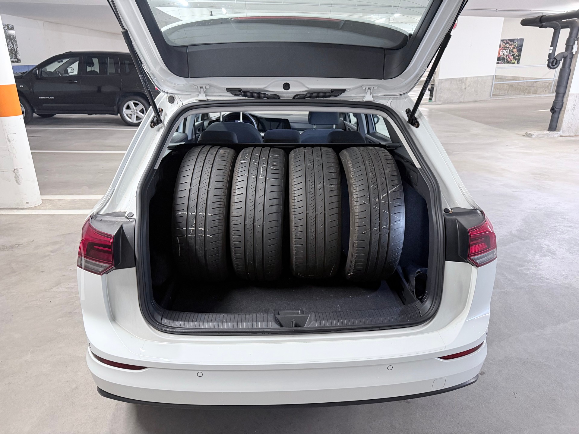 VW Golf Variant 1.0 TSI Life-image-13