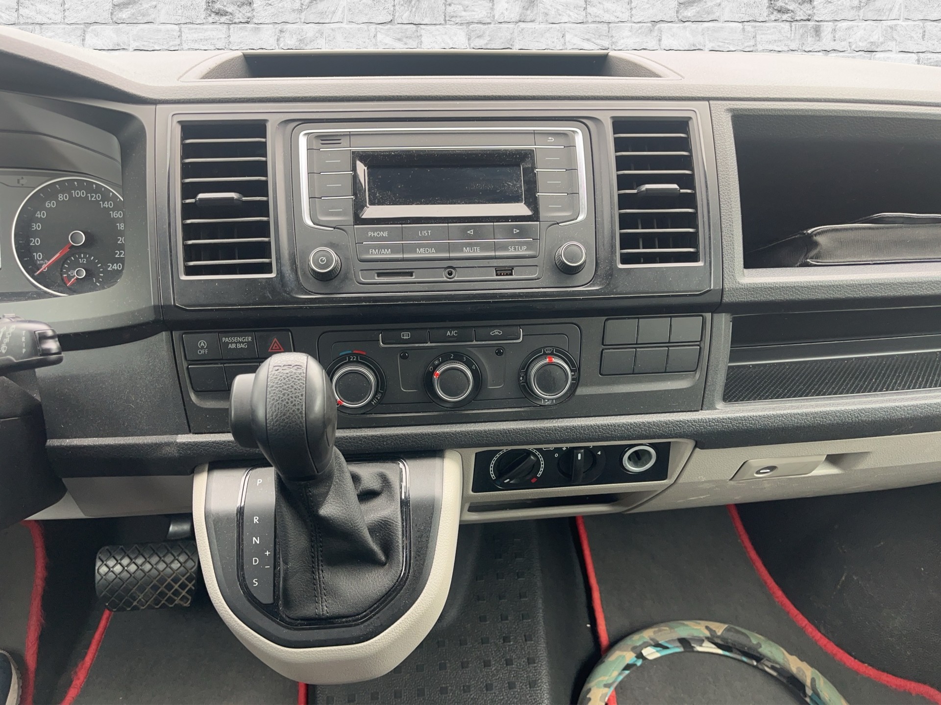 VW T6 2.0 TDI DSG 9 Places-image-4