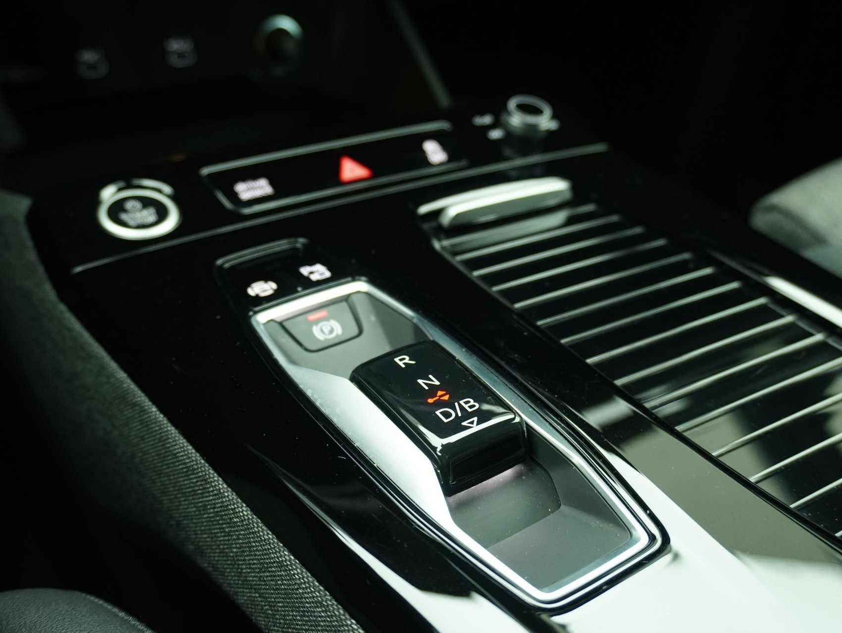 AUDI Q6 e-tron S line quattro **Audi Werksgarantie bis 02/2031**-image-19