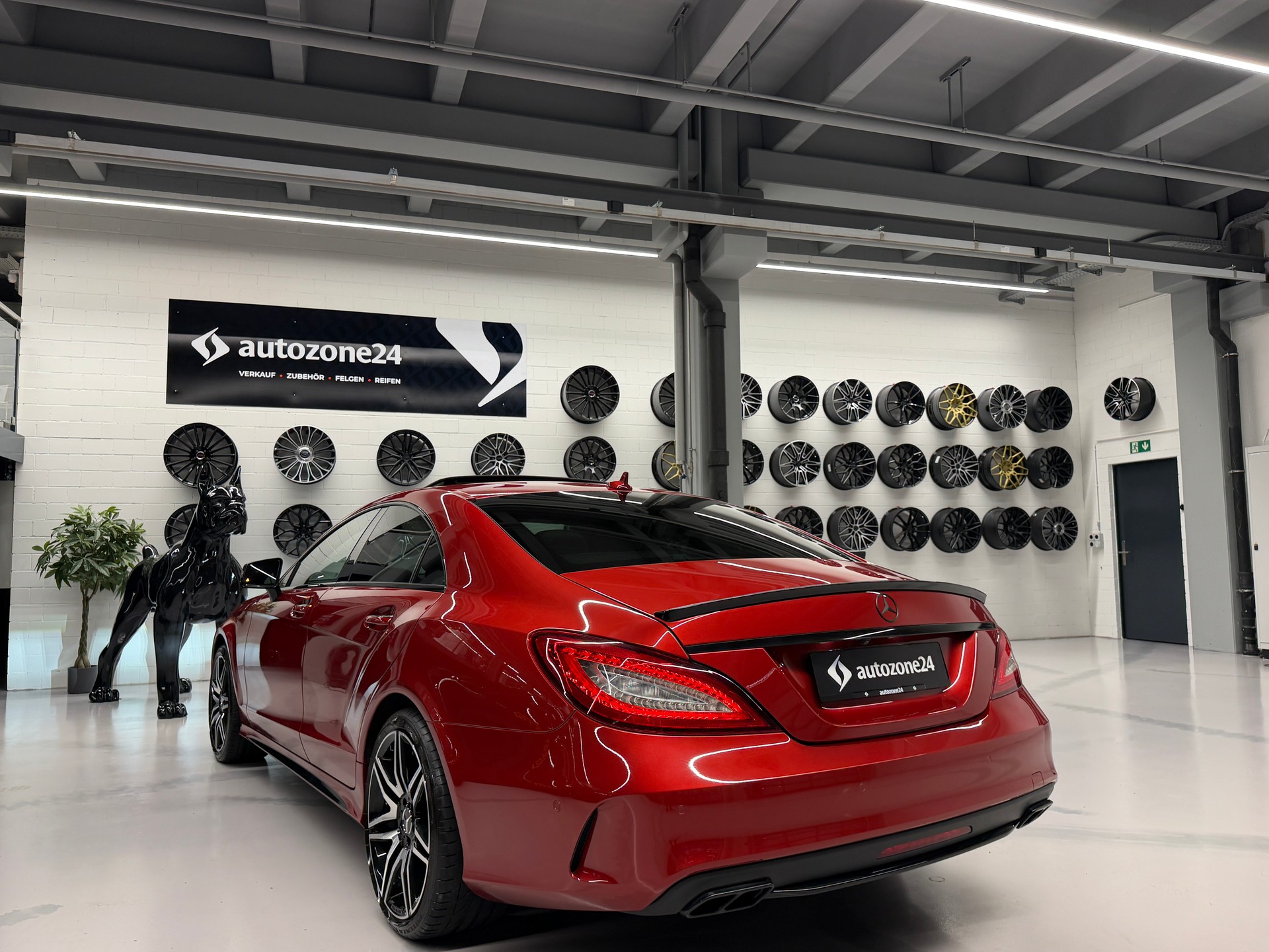 MERCEDES-BENZ CLS 350 d 4matic *AMG Line*Designo Hyazinthrot Metallic*Top Ausstattung*Frisch ab Service*Garantie*-showroom-element-3