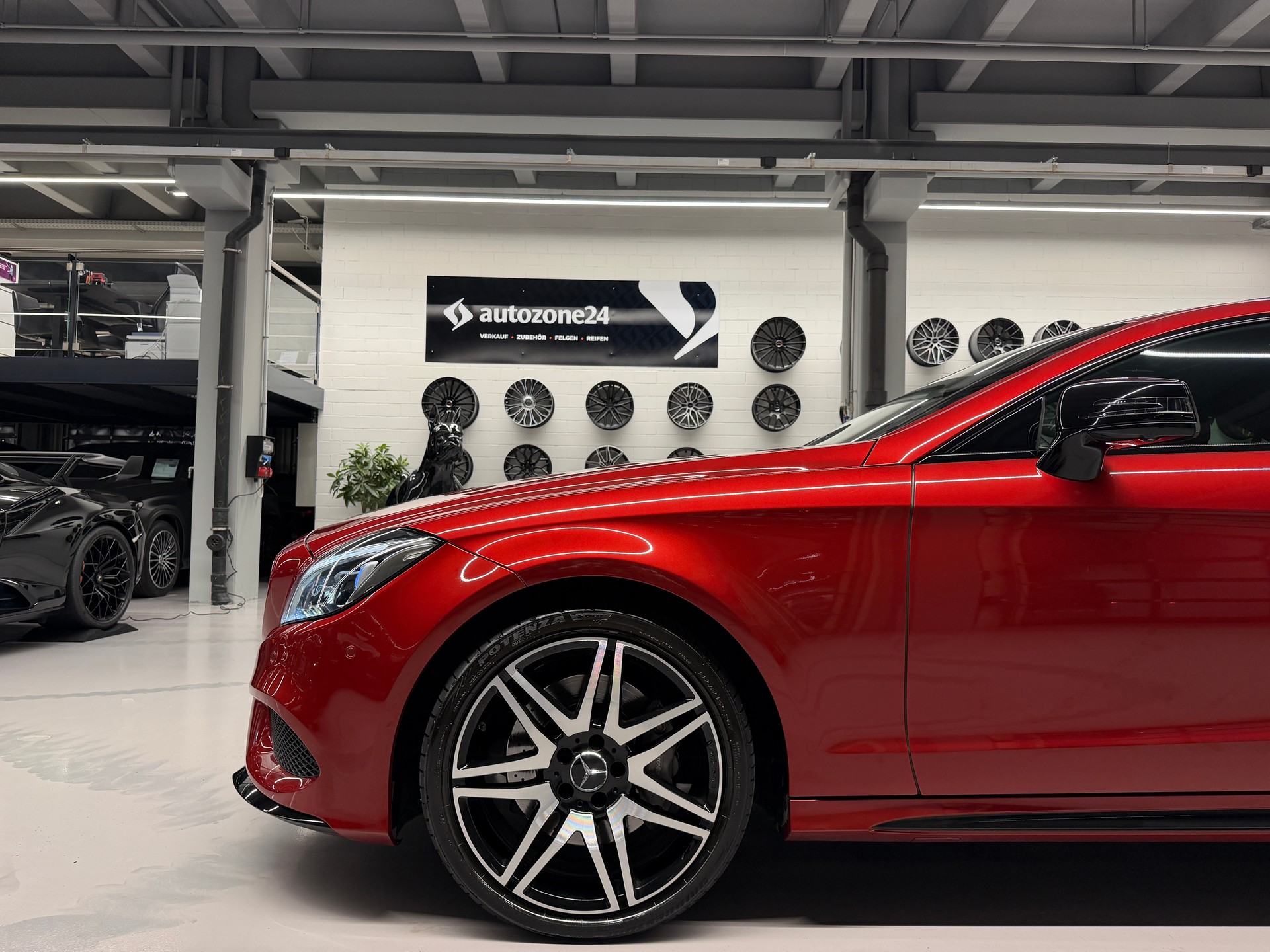 MERCEDES-BENZ CLS 350 d 4matic *AMG Line*Designo Hyazinthrot Metallic*Top Ausstattung*Frisch ab Service*Garantie*-image-12