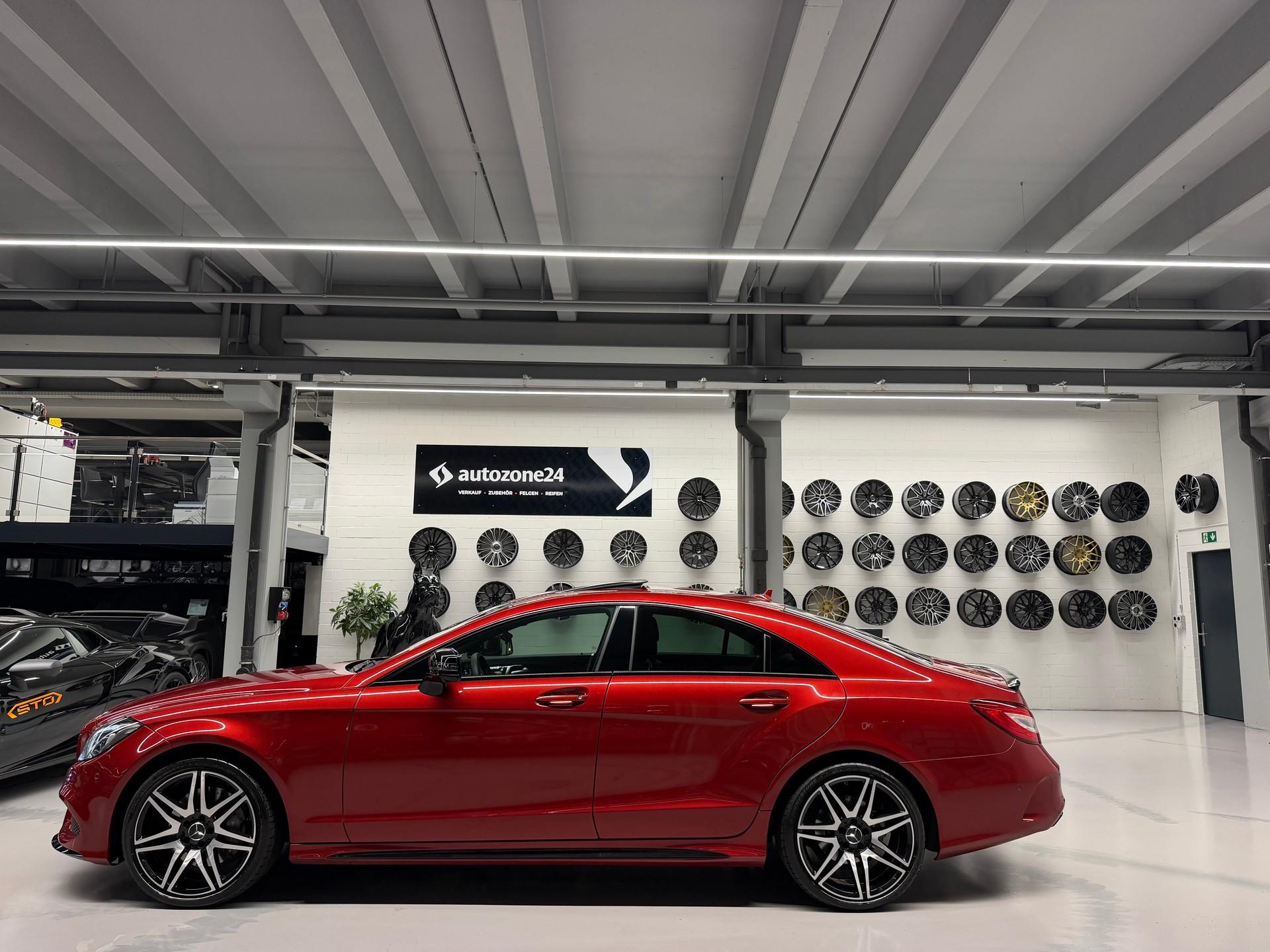 MERCEDES-BENZ CLS 350 d 4matic *AMG Line*Designo Hyazinthrot Metallic*Top Ausstattung*Frisch ab Service*Garantie*-image-4