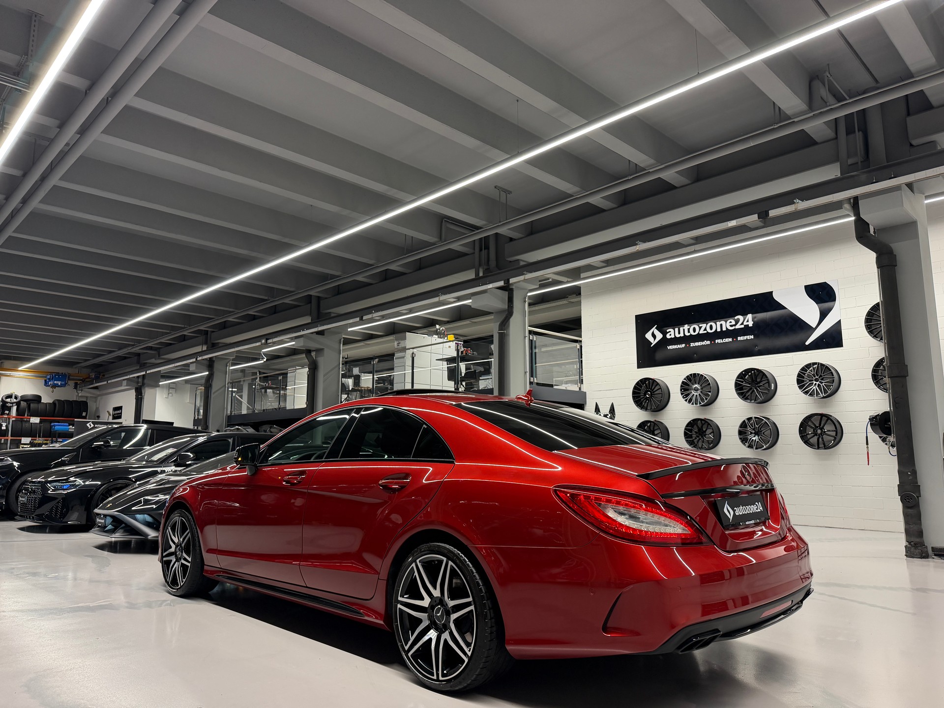 MERCEDES-BENZ CLS 350 d 4matic *AMG Line*Designo Hyazinthrot Metallic*Top Ausstattung*Frisch ab Service*Garantie*-image-8