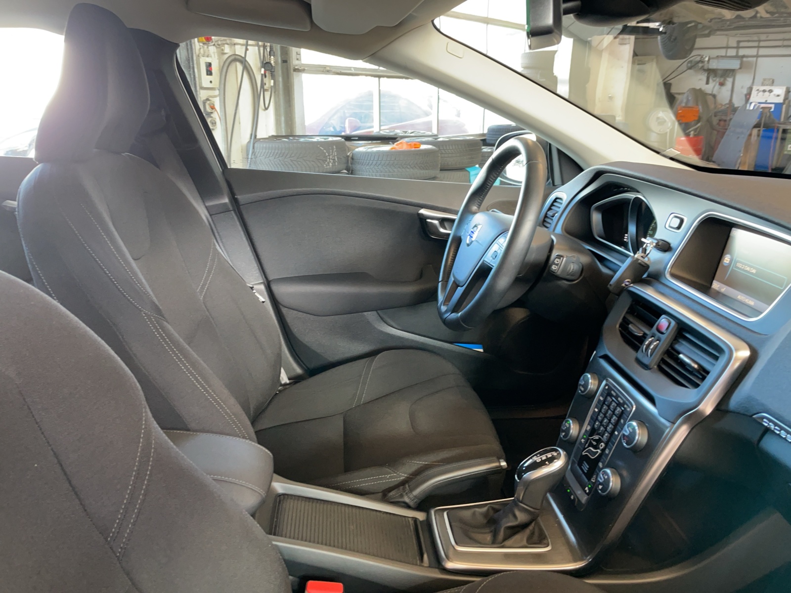 VOLVO V40 CC-image-10
