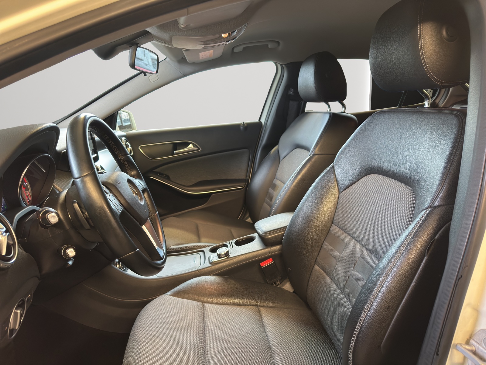MERCEDES-BENZ GLA 250 Style 4Matic-image-7