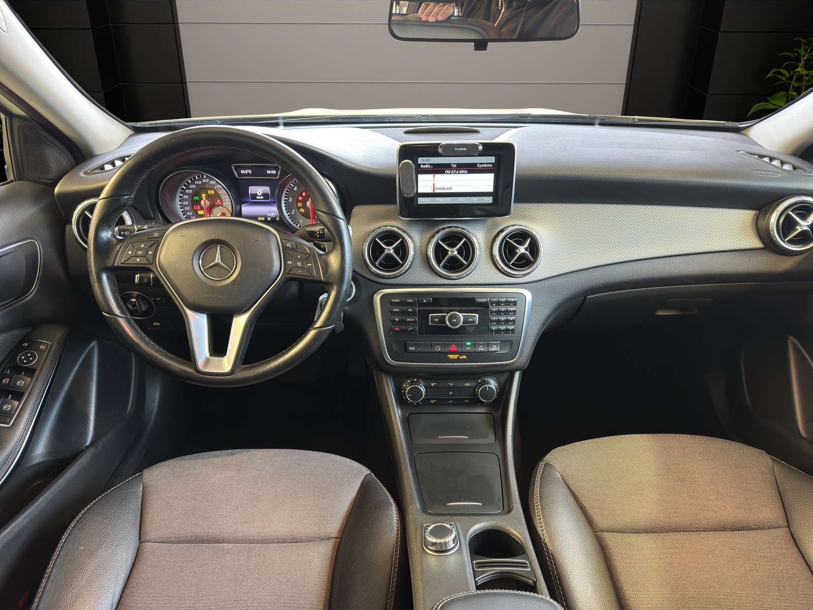 MERCEDES-BENZ GLA 250 Style 4Matic-image-8