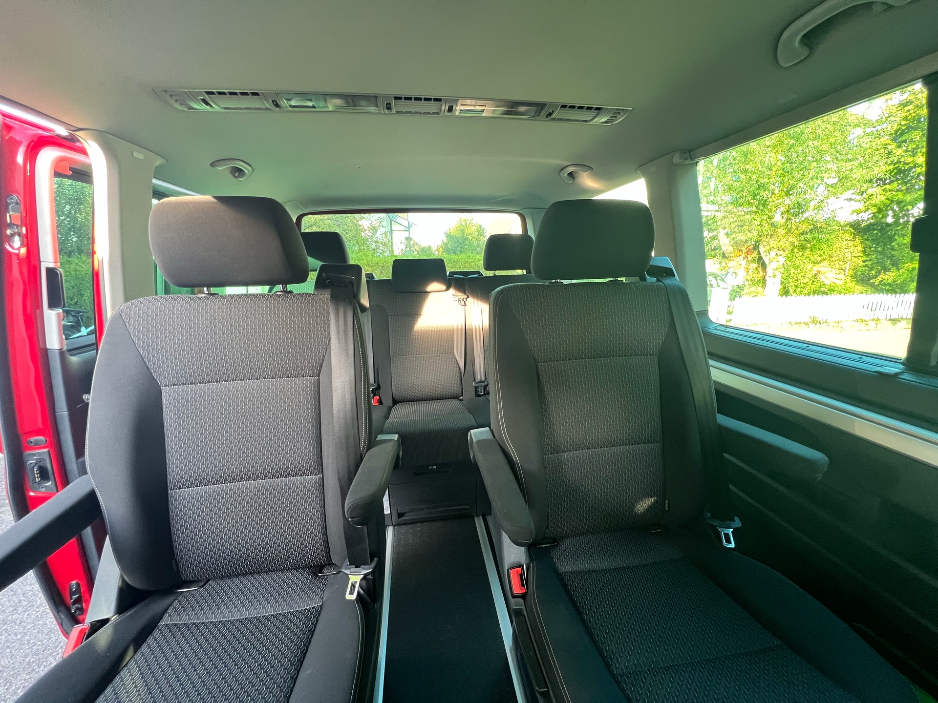 VW Multivan 2.0 TDI-image-4