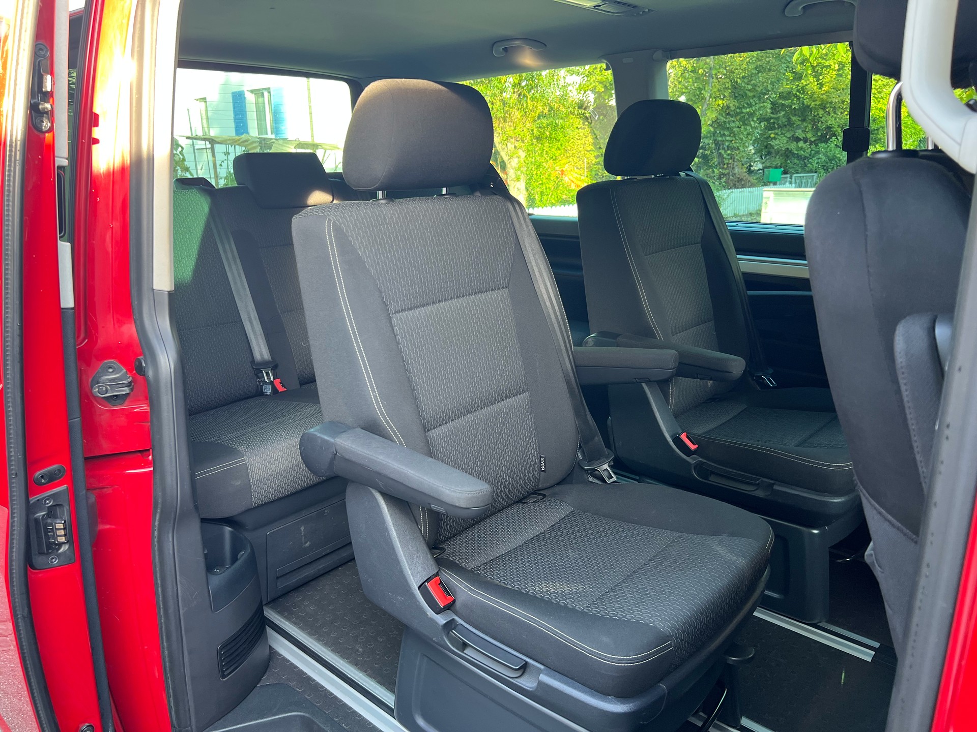 VW Multivan 2.0 TDI-image-3
