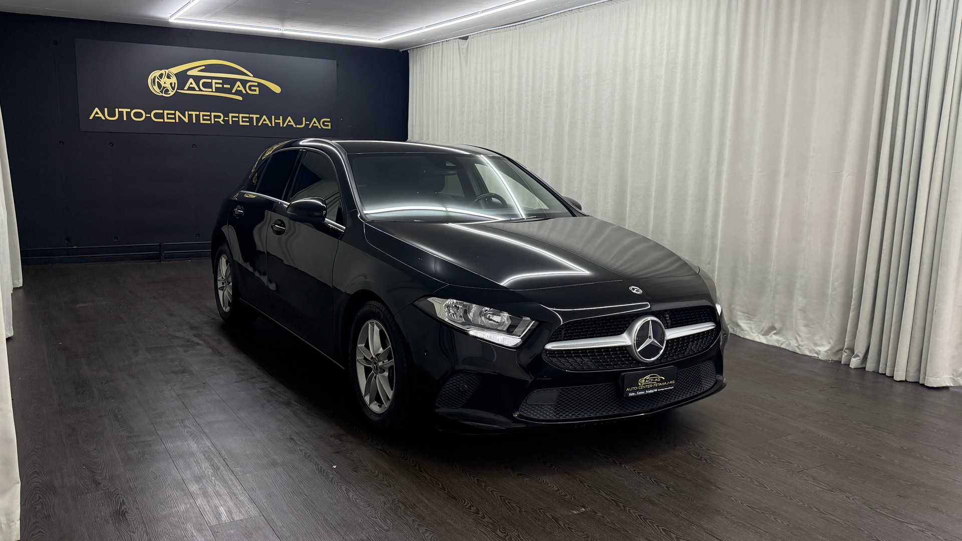 MERCEDES-BENZ A 180 7G-DCT-showroom-element-2