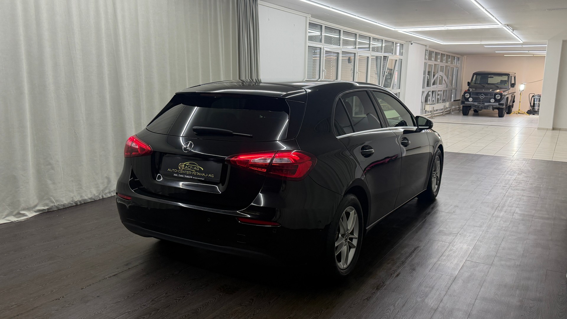 MERCEDES-BENZ A 180 7G-DCT-showroom-element-3