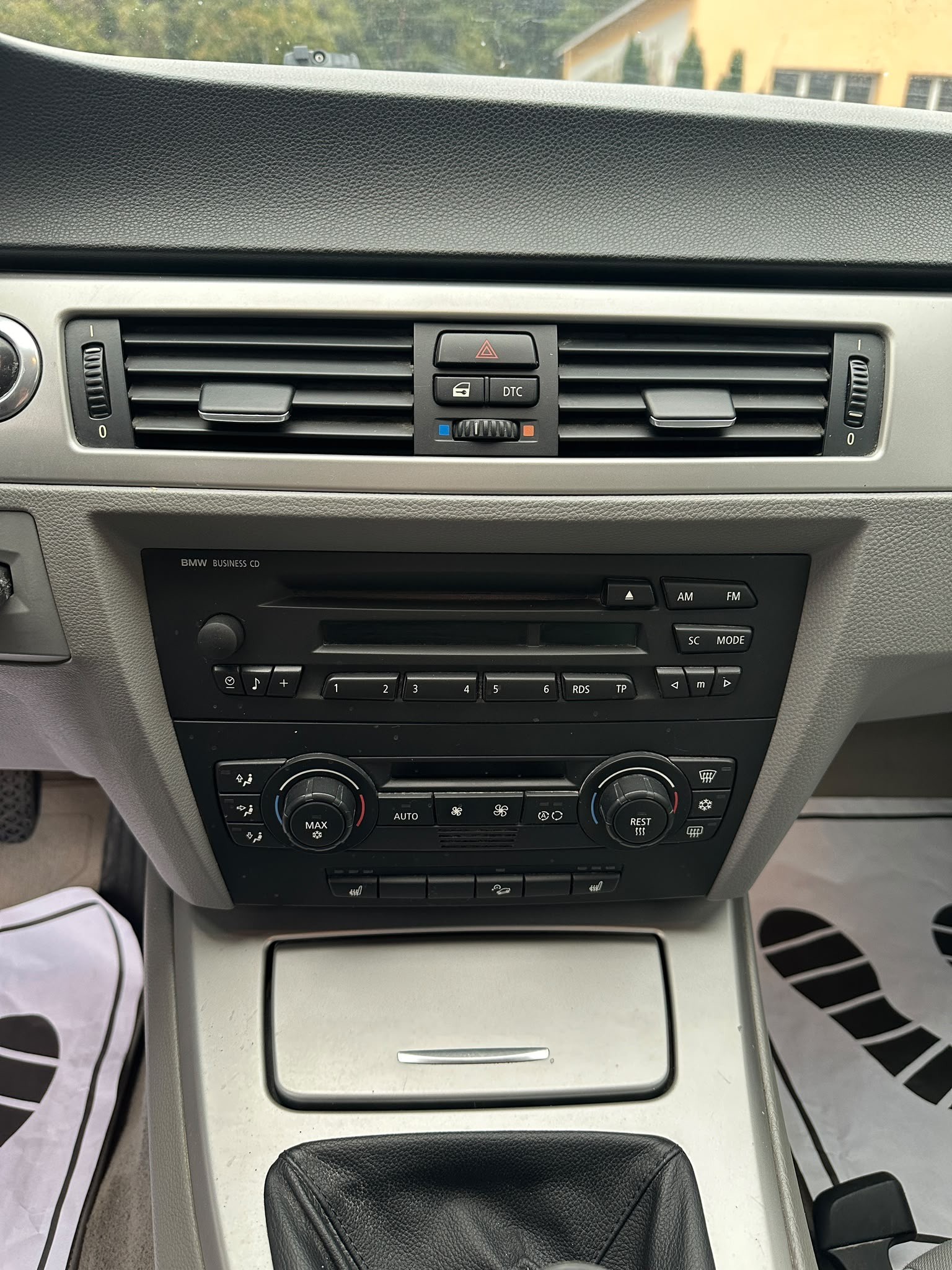 BMW 325xi-image-9