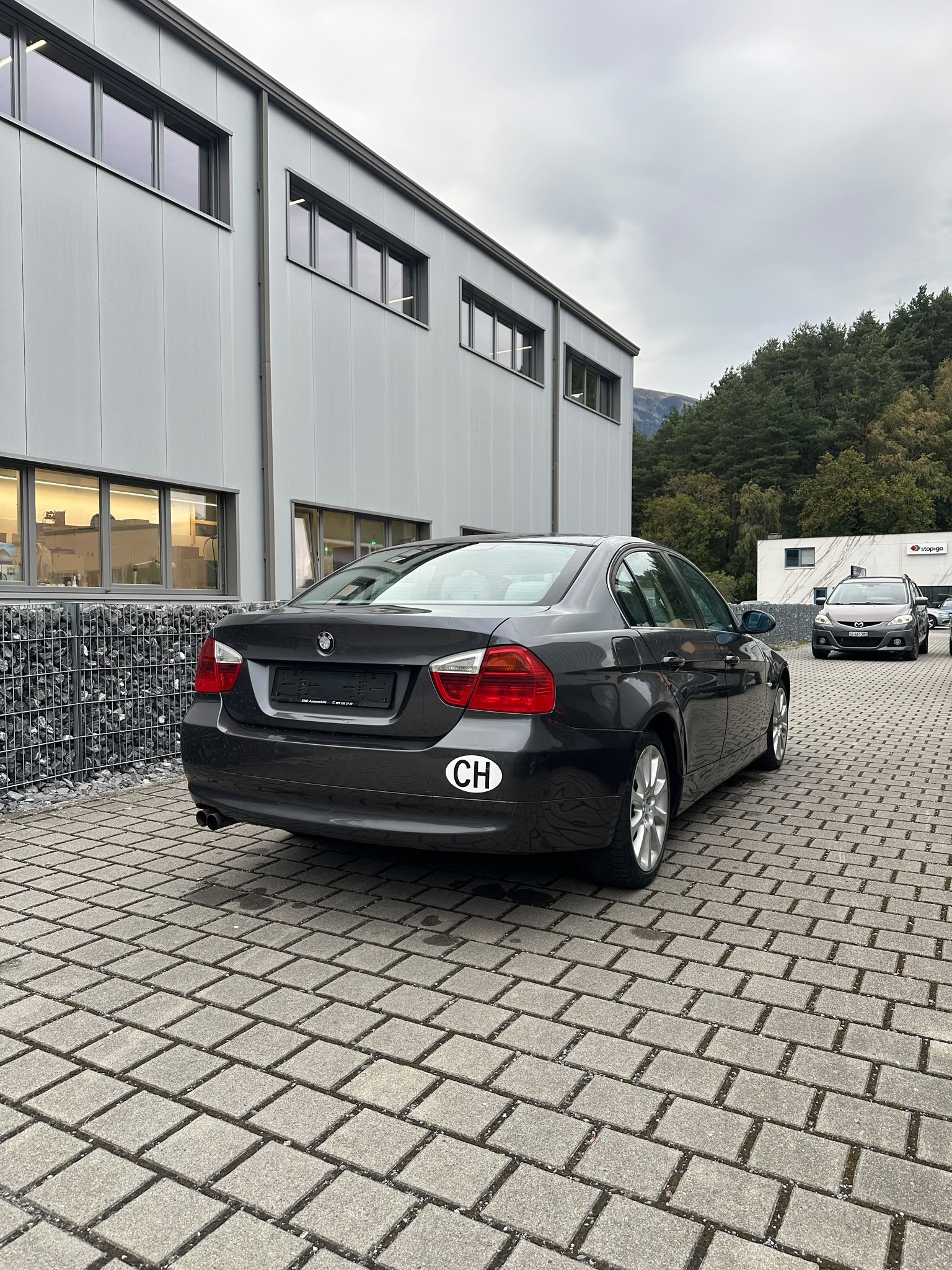 BMW 325xi-image-5