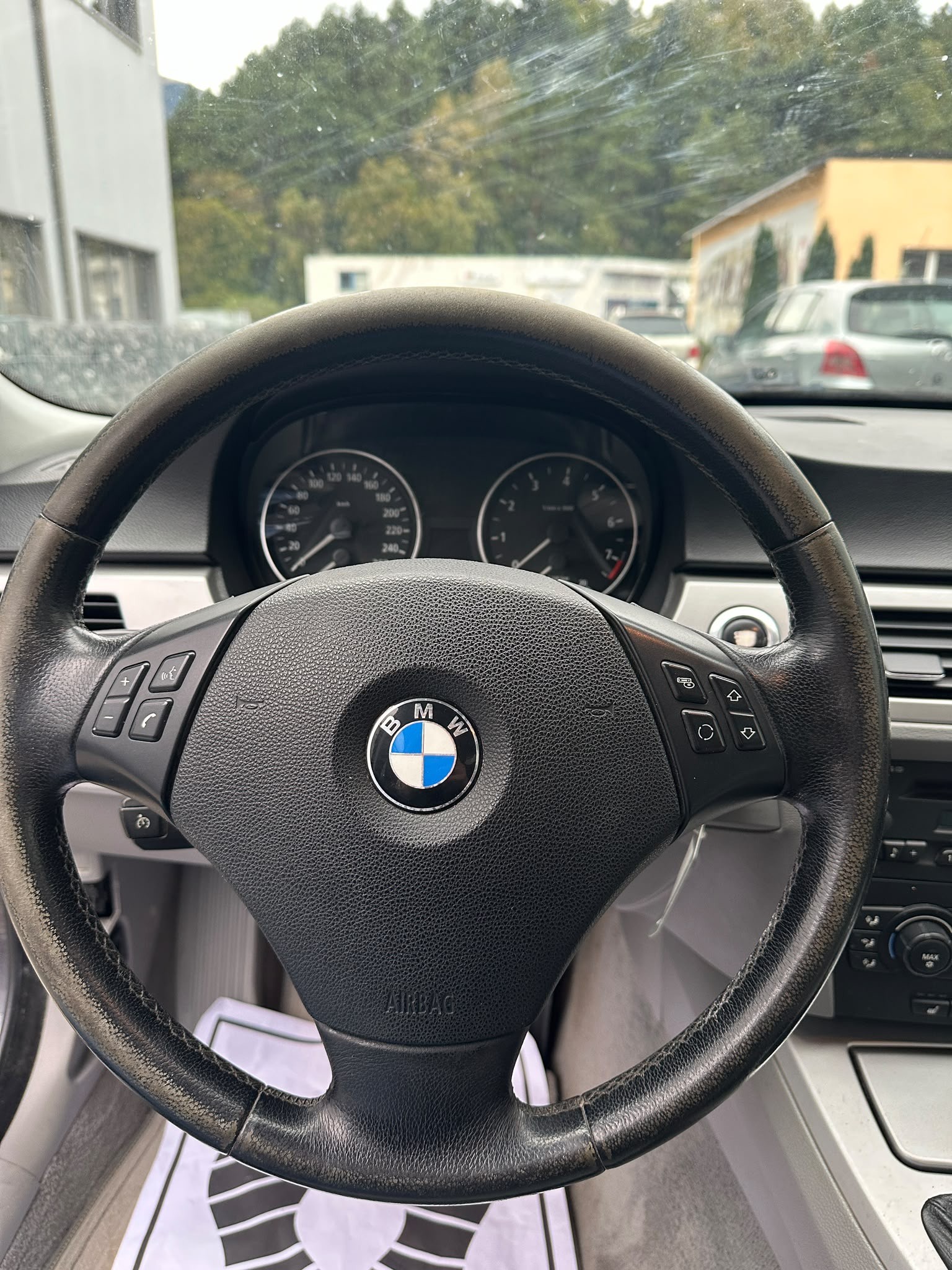 BMW 325xi-image-8