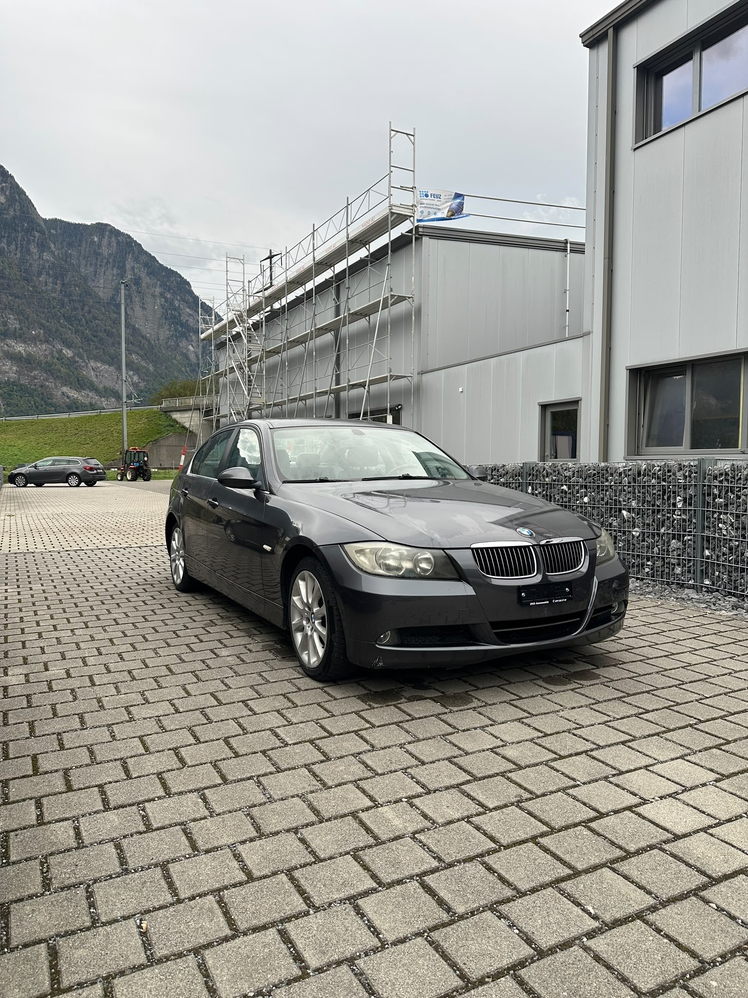 BMW 325xi-image-2