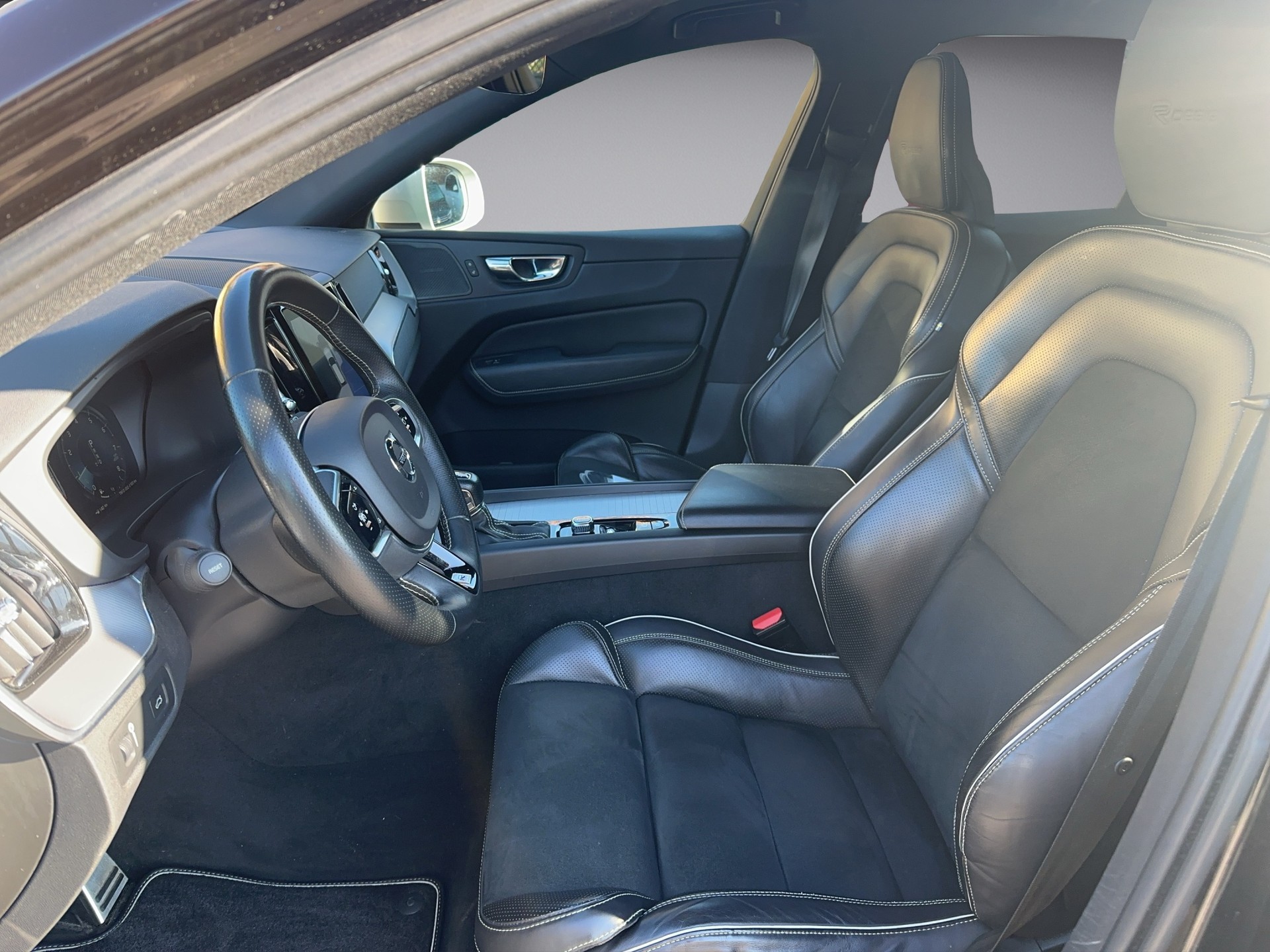 VOLVO XC60 2.0 T6 R-Design AWD-image-8