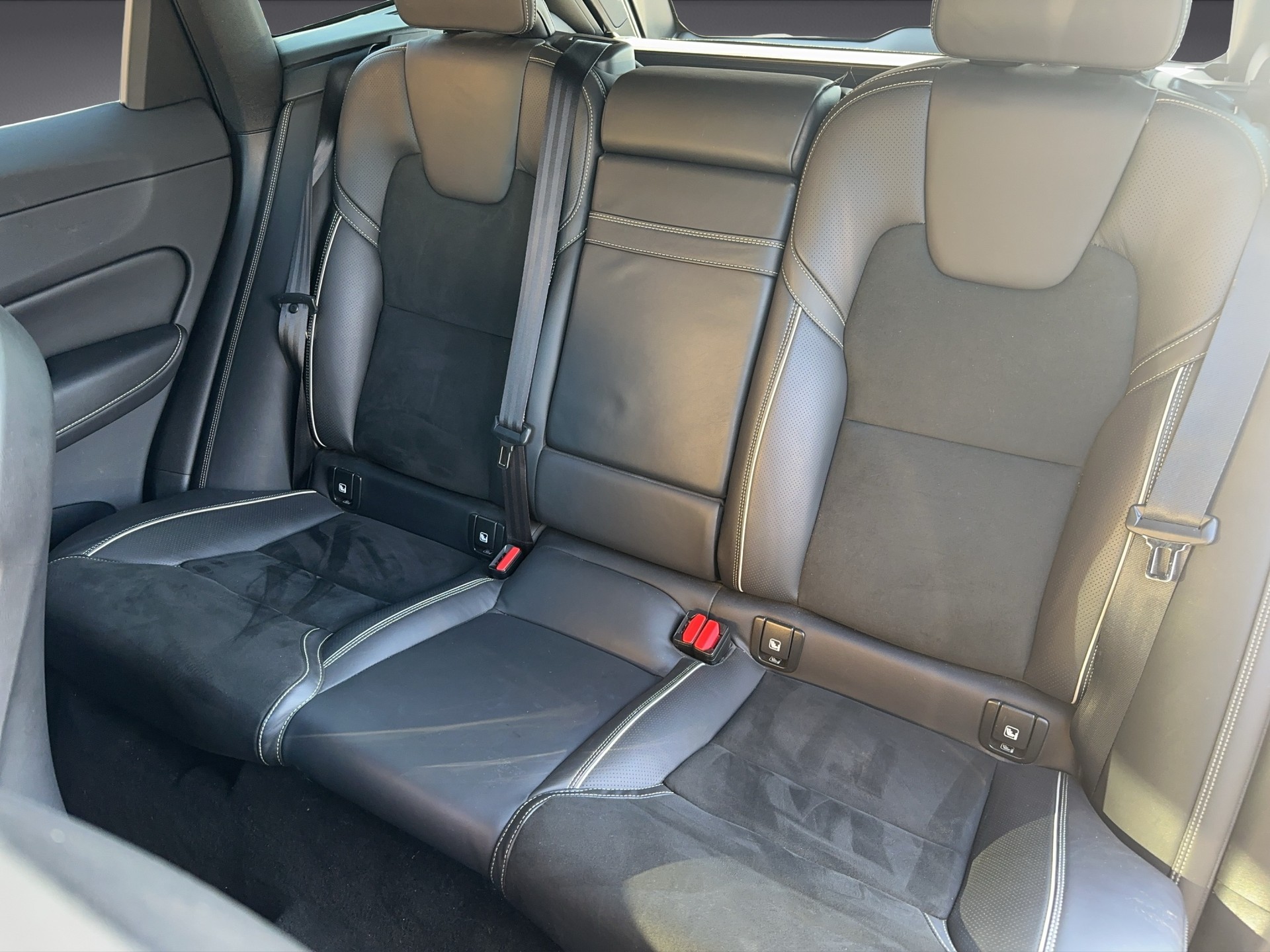 VOLVO XC60 2.0 T6 R-Design AWD-image-13
