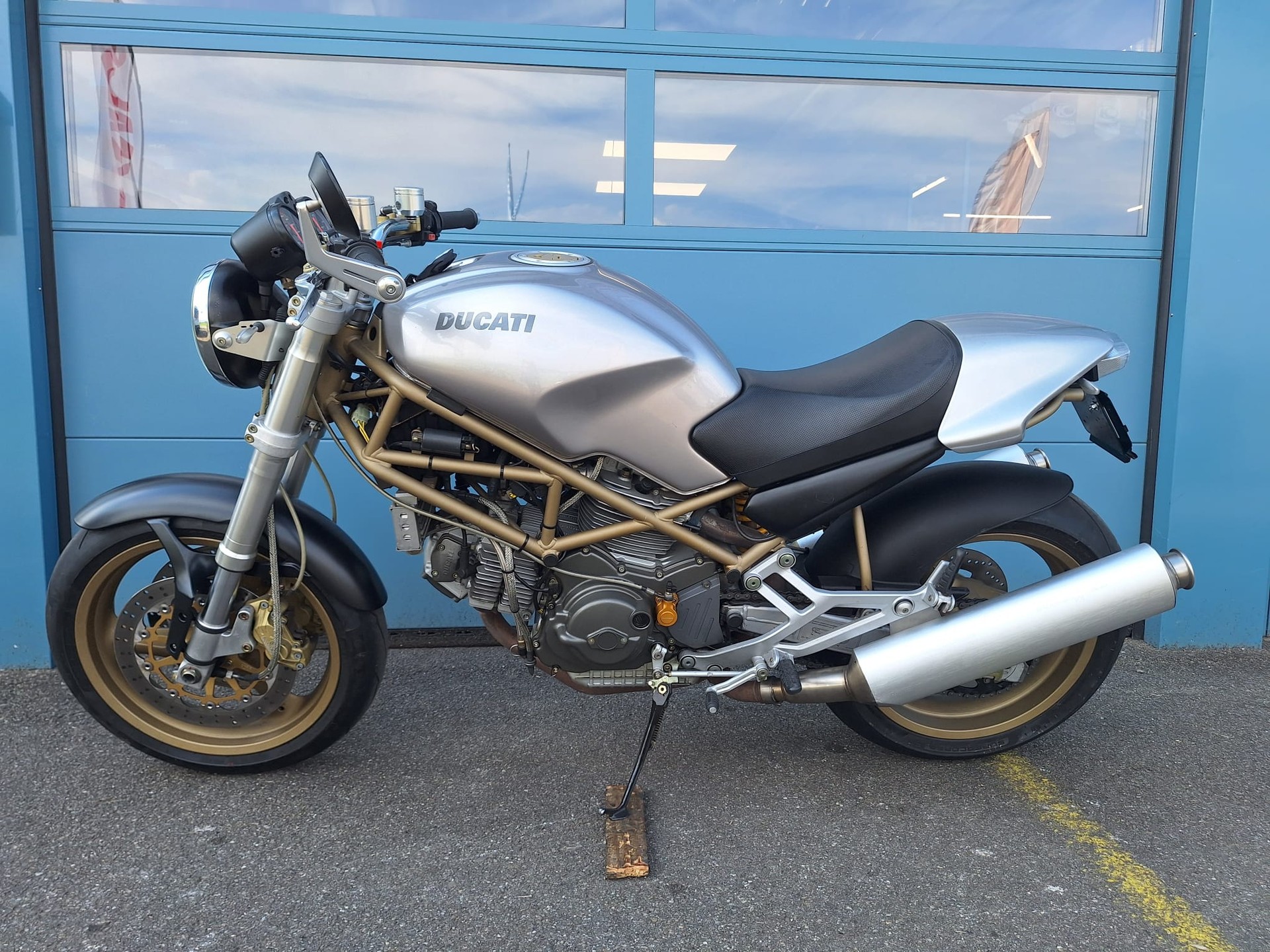 DUCATI Monster 900 i.e.-image-1