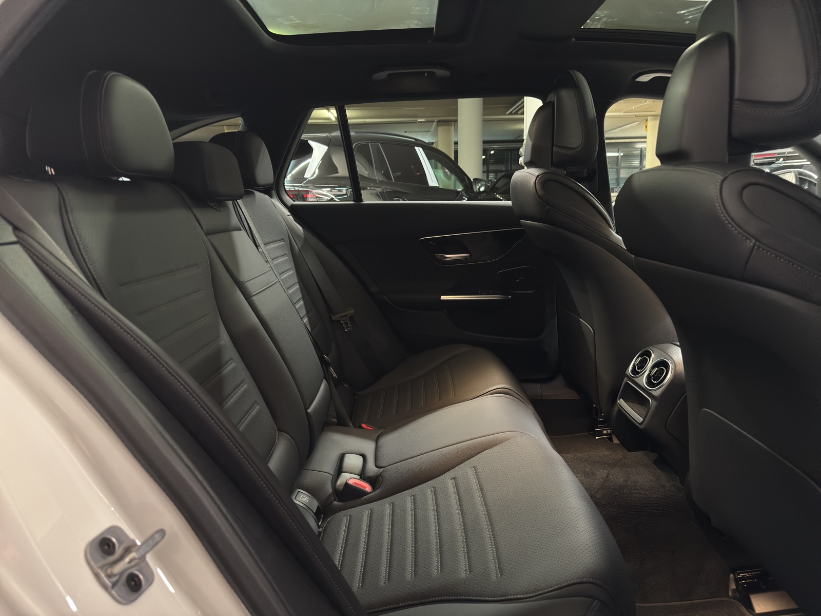 MERCEDES-BENZ C 200 AMG Line 4Matic T-Modell-image-9