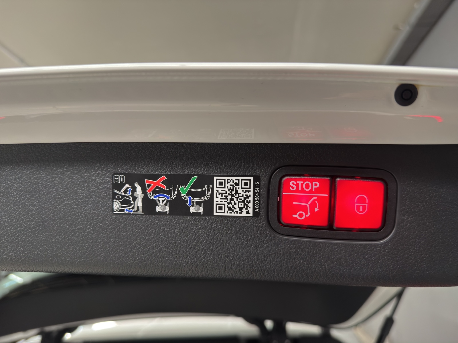 MERCEDES-BENZ C 200 AMG Line 4Matic T-Modell-image-12