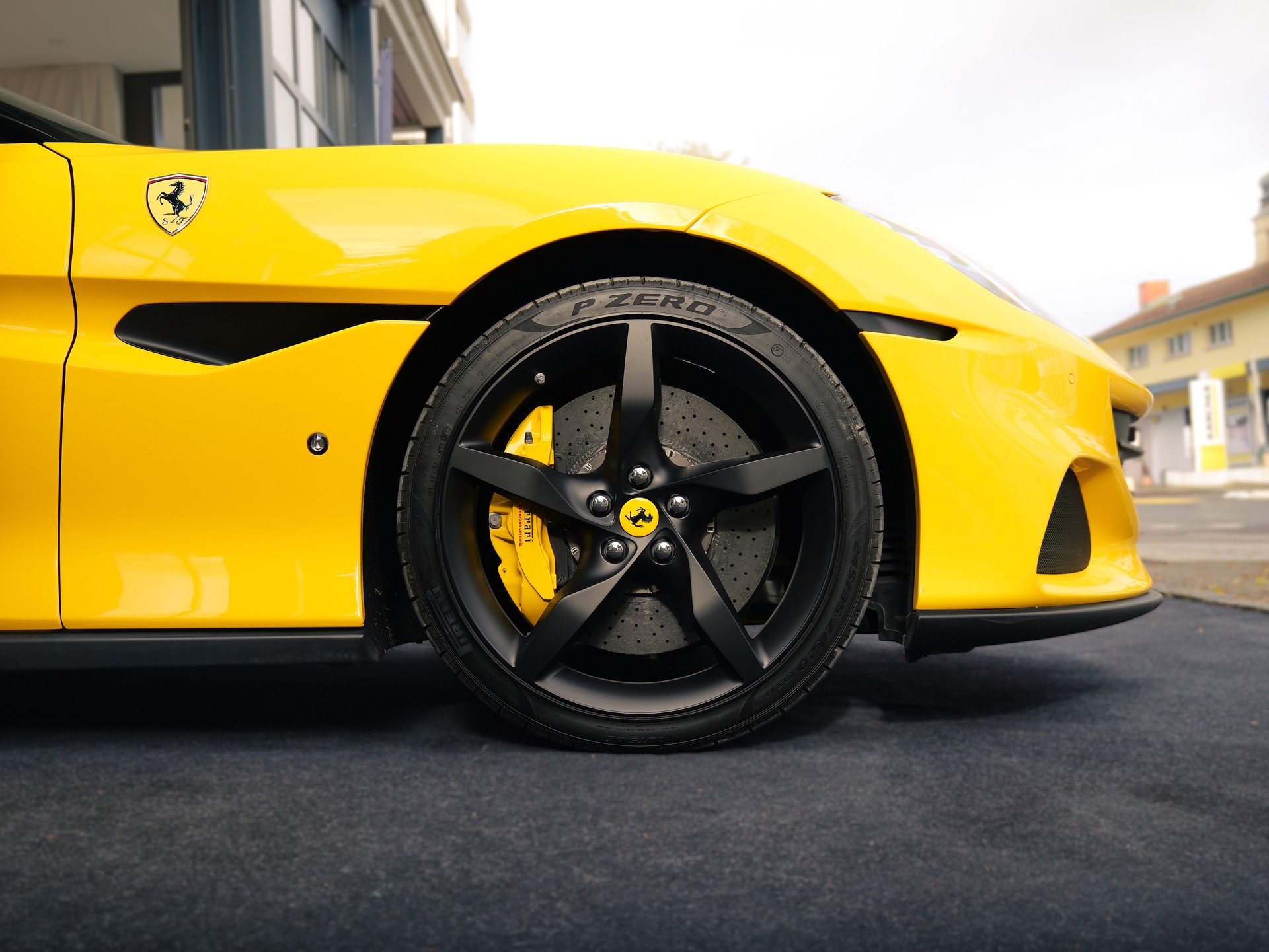 FERRARI Portofino M-showroom-element-3