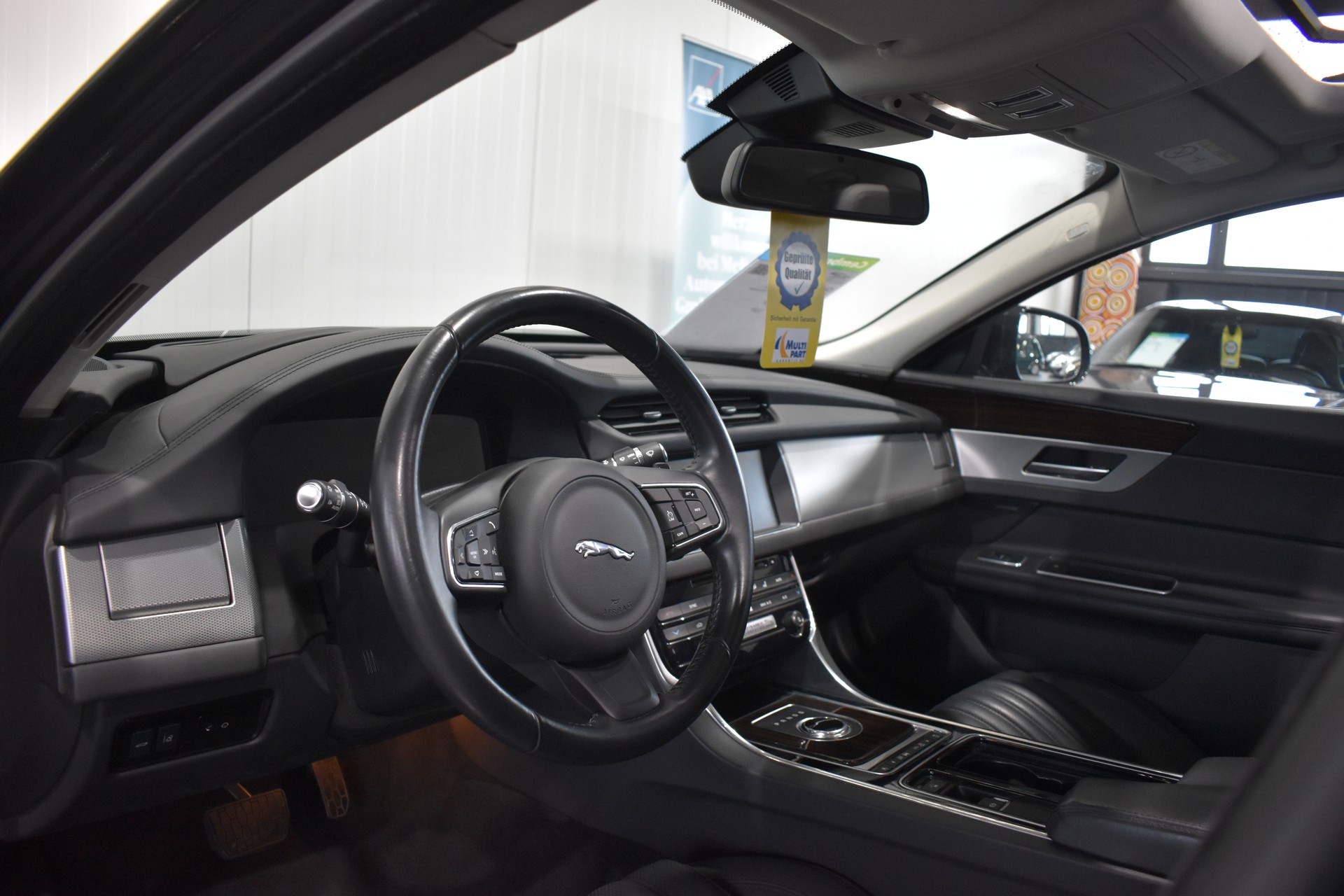 JAGUAR XF 25t Portfolio Automatic-image-10