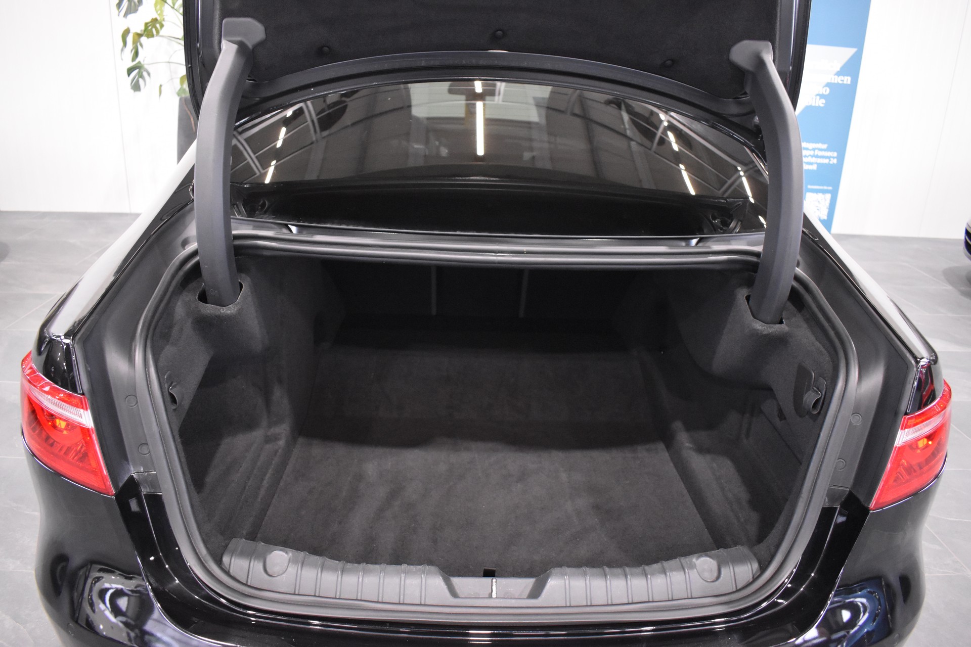JAGUAR XF 25t Portfolio Automatic-image-15