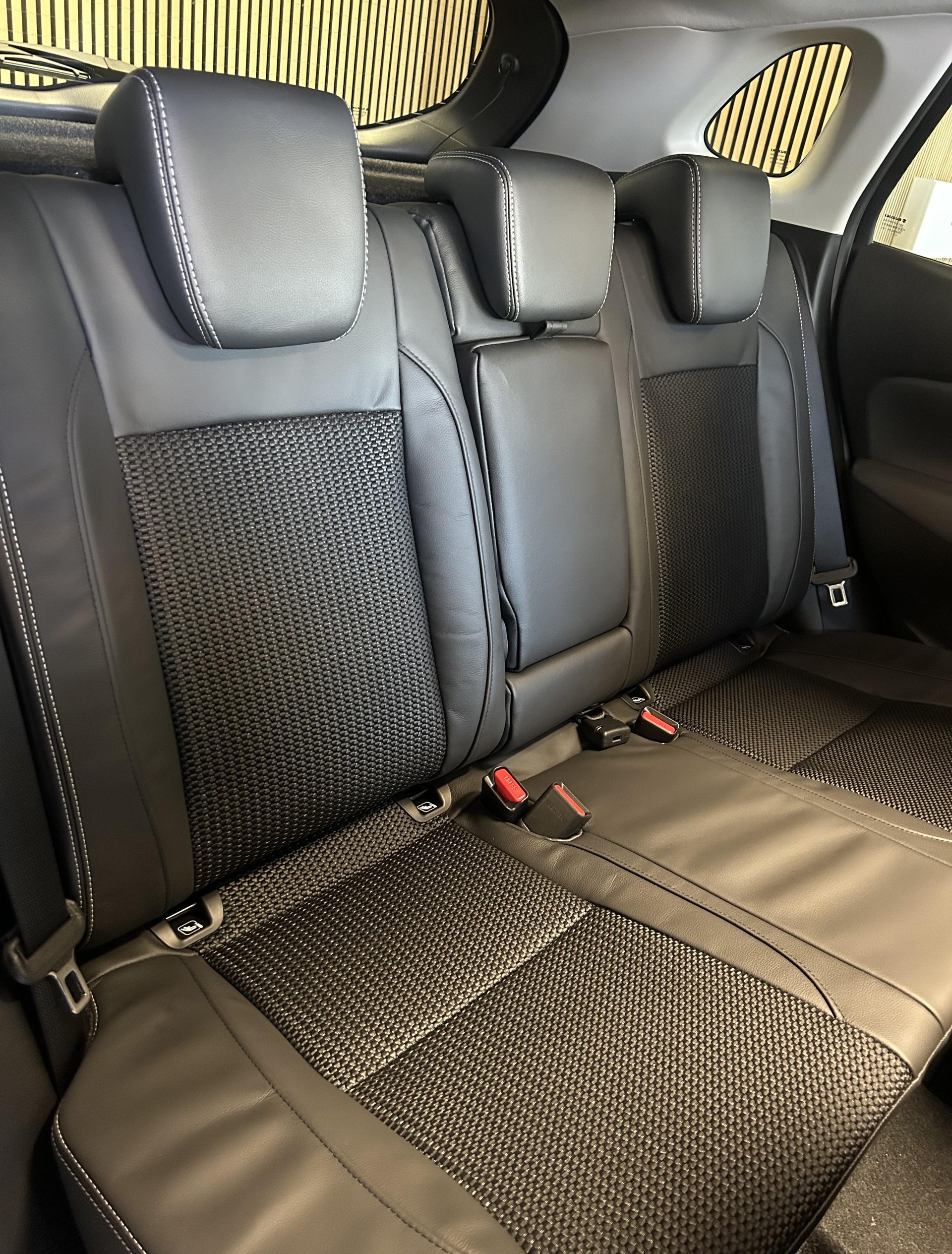 SUZUKI S-Cross 1.4 T Sakura Top Hybrid 4x4-image-19