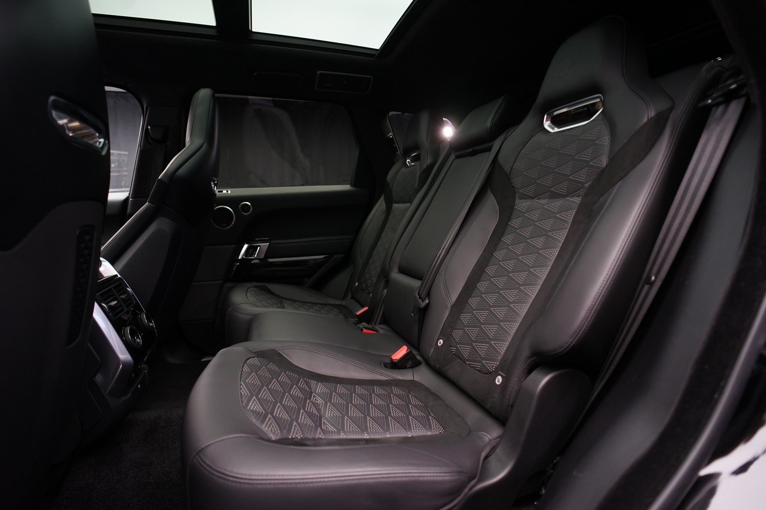 LAND ROVER Range Rover Sport 5.0 V8 S/C SVR Automatic *CH-Fahrzeug* *AHK* *Panoramadach*-image-18